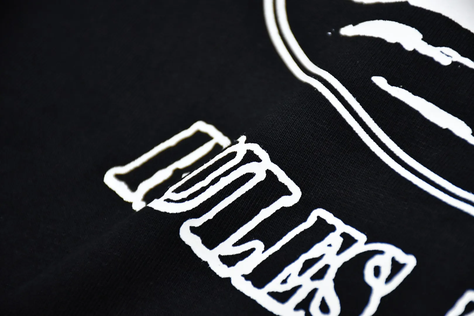 S332💰p140 Top version Supreme x Corteiz Alcatraz joint model FW23 RULE THE WORLD Alcatraz printed short-sleeved T-shirt. Refuse to make products based on pictures. Refuse to compare wrong versions. Use cylindrical seamless technology (original technology. There are no stitched bones on the side of the clothes. Key points of identification) The fabrics are all custom-woven and dyed, 280g weight, 100% cotton, cylindrical fabric. Cylindrical fabric is a knitted fabric woven with a cylinder loom. The needles are distributed in a cylindrical shape on the fuselage. The gray fabric is a large cylinder, which needs to be opened and shaped before it can be used further. There are no slits on the side of the clothes, so there is no washing label on the side of ordinary short-sleeves. There is only one collar label behind the neck. The printing uses thermosetting ink printing imported from Belgium (different from conventional heat transfer printing), also known as plastic ink, or self-adhesive ink. Its ingredients are: mainly composed of polyvinyl chloride (PVC) and phthalates. PVC and phthalates, solid color The thermosetting ink is composed of a mixture of agents, stabilizers, and thickeners. It is not the digital direct printing marketed on the market. The printing texture of thermosetting ink cannot be achieved by digital direct printing. The collar label has a watermark anti-counterfeiting effect, a real anti-counterfeiting layer, a version with a high probability of passing the inspection, and the original packaging picture has a high probability of passing the test. Size：S-XL