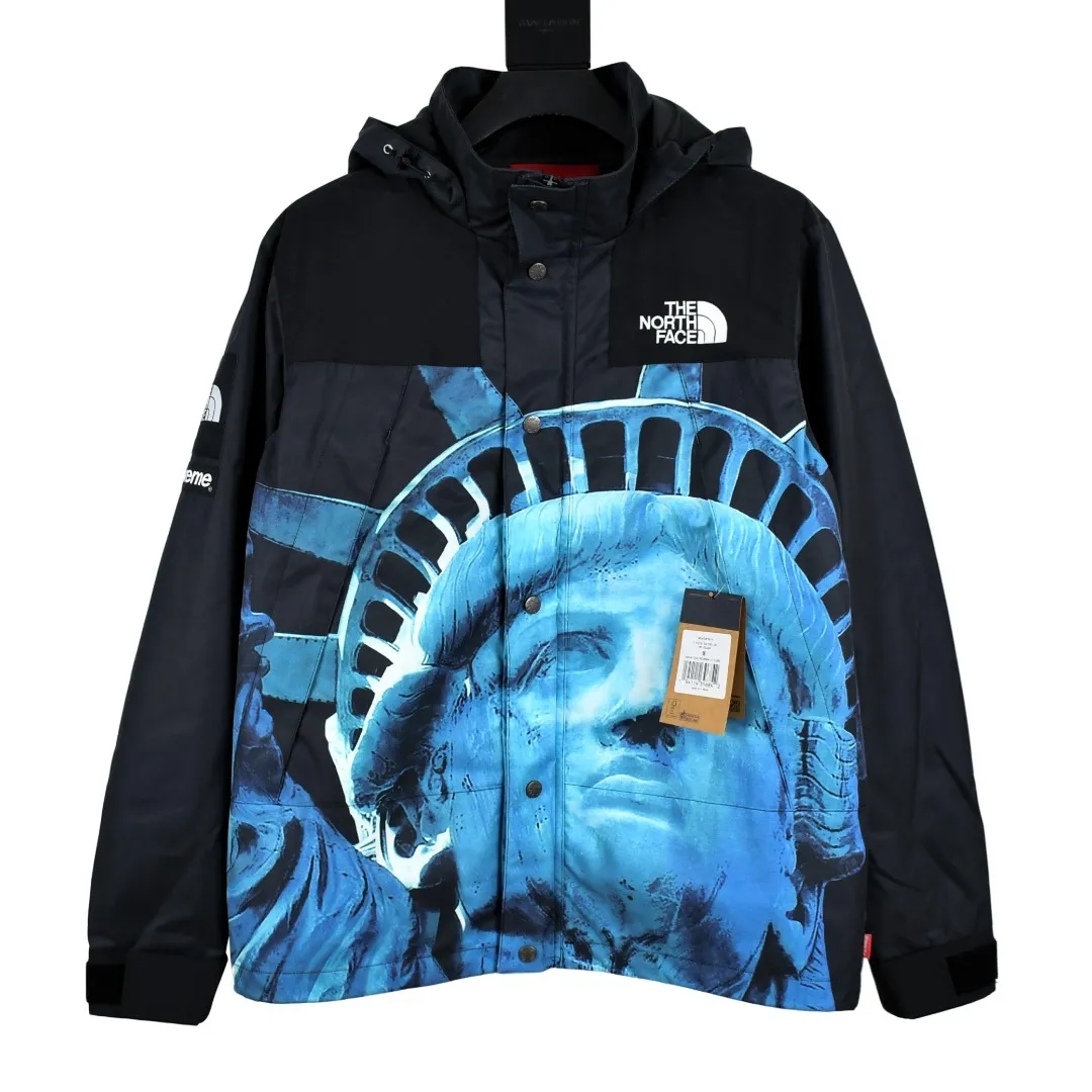 🅿️720 MX03 MAX/Top version Exclusive quality Supreme x The North Face 19FW The North Face Lady Liberty jacket and hat can be stored. Embroidery equipment is operated by Behringer BEKS-Y924 machine (a level higher than Tajima embroidery machine). The embroidery thickness, saturation and size are all consistent with ZP Printing process: A whole piece of printing needs to be done 4 times to complete the printing of this piece of clothing. 1. A piece of printing on the front side, 2. A layer of printing on the north side, 3. A piece hidden at the zipper placket. Only one piece of printing is taken from one piece and the rest are discarded. 4. In order to put together the overall printing on the pockets on both sides, one piece of printing is taken from two pockets. The pattern splicing, only two small pieces were taken from one printing, and the rest were discarded. This is the extremely high demand and loss of printing. There are 8 YKK zippers in total, and there are three different types of zippers/sliders among the eight. Among them, there is a No. 5 resin zipper on the placket, four No. 3 resin zippers on the outer pockets and sleeves, three reverse-pull metal zippers on the inside, and two The side pockets and sleeves have hidden zippers. Professional-grade waterproof coating fabric. The whole body is laminated with a professional waterproof coating. The waterproof effect is first-class. It has built-in thin fleece. It has excellent warmth and wind protection properties and perfect breathability. The polyamide fiber component is dispersed. Fuel printing. Infrared screen positioning. Digital printing. After cutting, more than 20 versions have been opened. Cut and print by size, each size. Each part requires workers to cut according to the pattern, which is time-consuming and labor-intensive, and the labor cost is extremely high. The ink imported from Belgium is automatically recognized in four colors, and there are four sizes in total. The goddess statue of the entire dress is complete, all stitched in alignment, and meticulous. The R letter is embroidered with elephant legs. The embroidery is fuller and more delicate, the embroidery details are perfect, and the accessories are laser marked. Size：S-XL