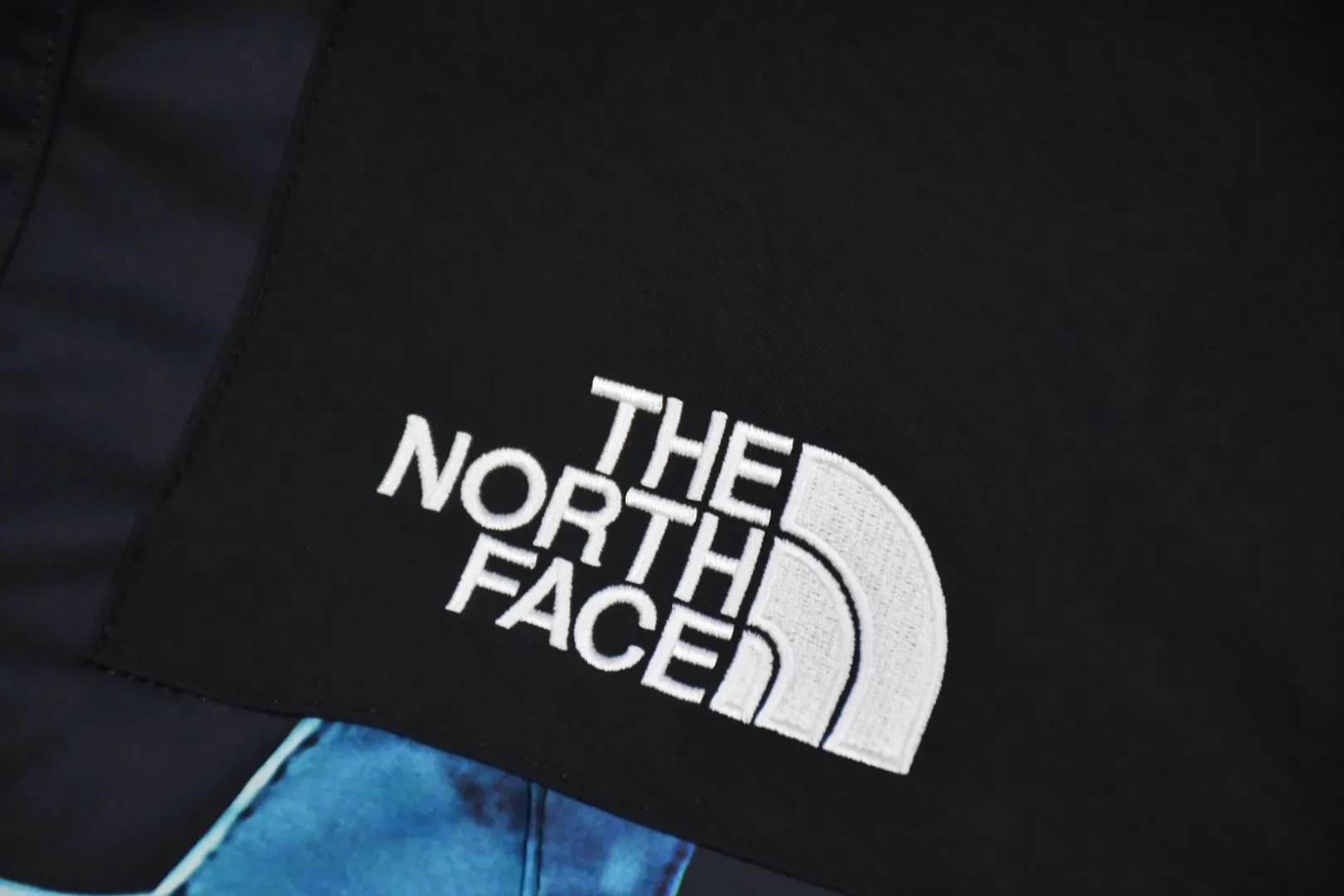 🅿️720 MX03 MAX/Top version Exclusive quality Supreme x The North Face 19FW The North Face Lady Liberty jacket and hat can be stored. Embroidery equipment is operated by Behringer BEKS-Y924 machine (a level higher than Tajima embroidery machine). The embroidery thickness, saturation and size are all consistent with ZP Printing process: A whole piece of printing needs to be done 4 times to complete the printing of this piece of clothing. 1. A piece of printing on the front side, 2. A layer of printing on the north side, 3. A piece hidden at the zipper placket. Only one piece of printing is taken from one piece and the rest are discarded. 4. In order to put together the overall printing on the pockets on both sides, one piece of printing is taken from two pockets. The pattern splicing, only two small pieces were taken from one printing, and the rest were discarded. This is the extremely high demand and loss of printing. There are 8 YKK zippers in total, and there are three different types of zippers/sliders among the eight. Among them, there is a No. 5 resin zipper on the placket, four No. 3 resin zippers on the outer pockets and sleeves, three reverse-pull metal zippers on the inside, and two The side pockets and sleeves have hidden zippers. Professional-grade waterproof coating fabric. The whole body is laminated with a professional waterproof coating. The waterproof effect is first-class. It has built-in thin fleece. It has excellent warmth and wind protection properties and perfect breathability. The polyamide fiber component is dispersed. Fuel printing. Infrared screen positioning. Digital printing. After cutting, more than 20 versions have been opened. Cut and print by size, each size. Each part requires workers to cut according to the pattern, which is time-consuming and labor-intensive, and the labor cost is extremely high. The ink imported from Belgium is automatically recognized in four colors, and there are four sizes in total. The goddess statue of the entire dress is complete, all stitched in alignment, and meticulous. The R letter is embroidered with elephant legs. The embroidery is fuller and more delicate, the embroidery details are perfect, and the accessories are laser marked. Size：S-XL