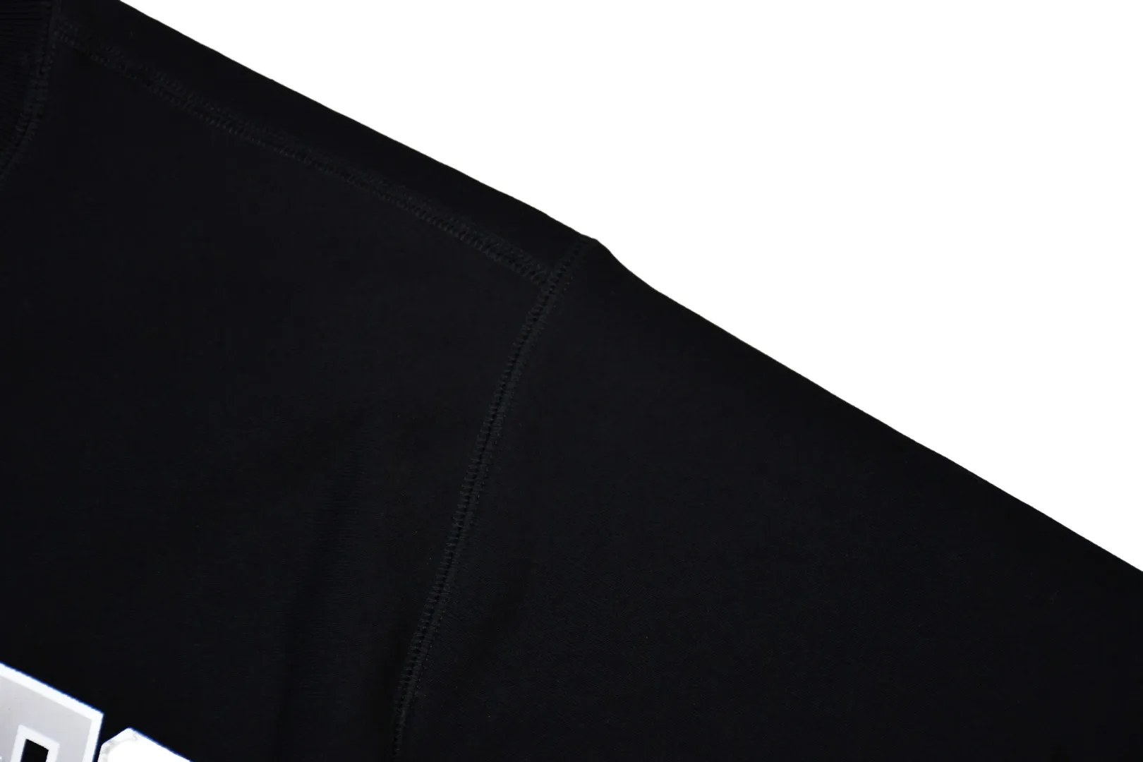 S568💰p290 Top version Supreme 24ss Shop Crewneck city limited round neck velvet sweatshirt 1. Fabric: ZP test, custom weaving and dyeing, pure cotton 460G plus velvet main fabric, horizontal cutting, side stitching 520G 2X2 thread 2. Embroidery: Embroidery equipment, using BEHRINGER BEKS-Y924 machine (one level higher than Tajima embroidery machine) Embroidery thickness The saturation and size are all ZP consistent. 3. Sewing process: Four-needle and six-thread boneless splicing technology is used in twelve places of the whole garment. Processed by experienced foreign trade factories (ordinary factories cannot do it) 4. Hem and cuffs: all use 520G inelastic thread (low-end products use elastic threads to cause the hem and cuffs to appear wavy) 5. Customized ZP main label/wash water mark/hangtag/packaging bag (Equipped with extra large thickened handbag) Color: Black, Navy, White, Pink, Colorful Blue Size: S~XL