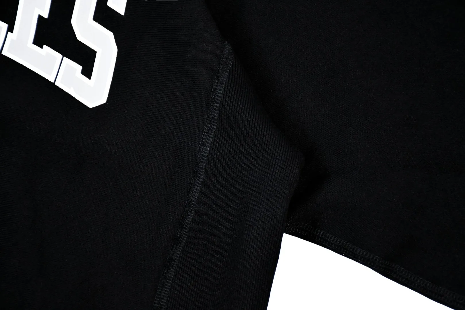 S568💰p290 Top version Supreme 24ss Shop Crewneck city limited round neck velvet sweatshirt 1. Fabric: ZP test, custom weaving and dyeing, pure cotton 460G plus velvet main fabric, horizontal cutting, side stitching 520G 2X2 thread 2. Embroidery: Embroidery equipment, using BEHRINGER BEKS-Y924 machine (one level higher than Tajima embroidery machine) Embroidery thickness The saturation and size are all ZP consistent. 3. Sewing process: Four-needle and six-thread boneless splicing technology is used in twelve places of the whole garment. Processed by experienced foreign trade factories (ordinary factories cannot do it) 4. Hem and cuffs: all use 520G inelastic thread (low-end products use elastic threads to cause the hem and cuffs to appear wavy) 5. Customized ZP main label/wash water mark/hangtag/packaging bag (Equipped with extra large thickened handbag) Color: Black, Navy, White, Pink, Colorful Blue Size: S~XL