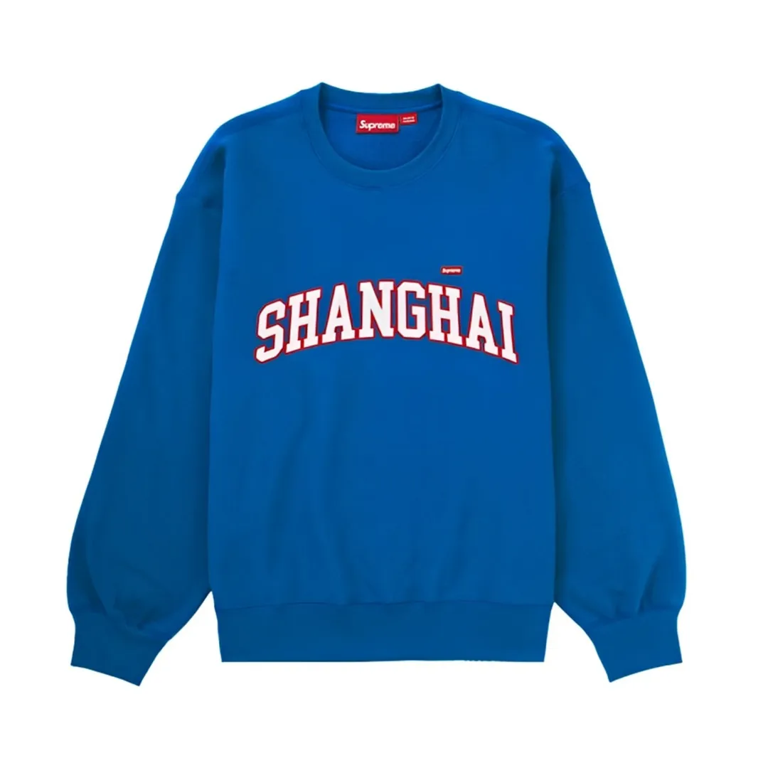 S568💰p290 Top version Supreme 24ss Shop Crewneck city limited round neck velvet sweatshirt 1. Fabric: ZP test, custom weaving and dyeing, pure cotton 460G plus velvet main fabric, horizontal cutting, side stitching 520G 2X2 thread 2. Embroidery: Embroidery equipment, using BEHRINGER BEKS-Y924 machine (one level higher than Tajima embroidery machine) Embroidery thickness The saturation and size are all ZP consistent. 3. Sewing process: Four-needle and six-thread boneless splicing technology is used in twelve places of the whole garment. Processed by experienced foreign trade factories (ordinary factories cannot do it) 4. Hem and cuffs: all use 520G inelastic thread (low-end products use elastic threads to cause the hem and cuffs to appear wavy) 5. Customized ZP main label/wash water mark/hangtag/packaging bag (Equipped with extra large thickened handbag) Color: Black, Navy, White, Pink, Colorful Blue Size: S~XL