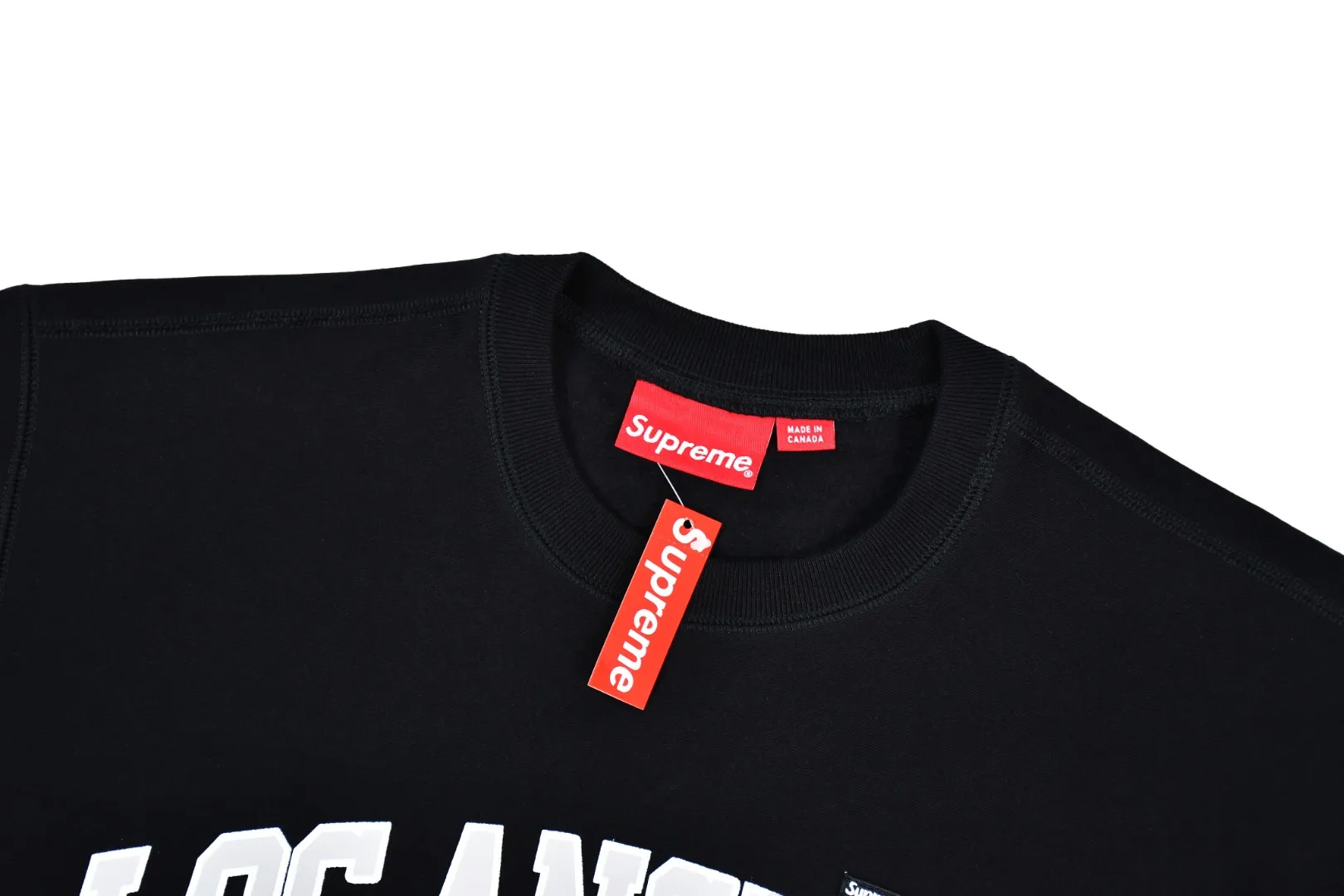 S568💰p290 Top version Supreme 24ss Shop Crewneck city limited round neck velvet sweatshirt 1. Fabric: ZP test, custom weaving and dyeing, pure cotton 460G plus velvet main fabric, horizontal cutting, side stitching 520G 2X2 thread 2. Embroidery: Embroidery equipment, using BEHRINGER BEKS-Y924 machine (one level higher than Tajima embroidery machine) Embroidery thickness The saturation and size are all ZP consistent. 3. Sewing process: Four-needle and six-thread boneless splicing technology is used in twelve places of the whole garment. Processed by experienced foreign trade factories (ordinary factories cannot do it) 4. Hem and cuffs: all use 520G inelastic thread (low-end products use elastic threads to cause the hem and cuffs to appear wavy) 5. Customized ZP main label/wash water mark/hangtag/packaging bag (Equipped with extra large thickened handbag) Color: Black, Navy, White, Pink, Colorful Blue Size: S~XL