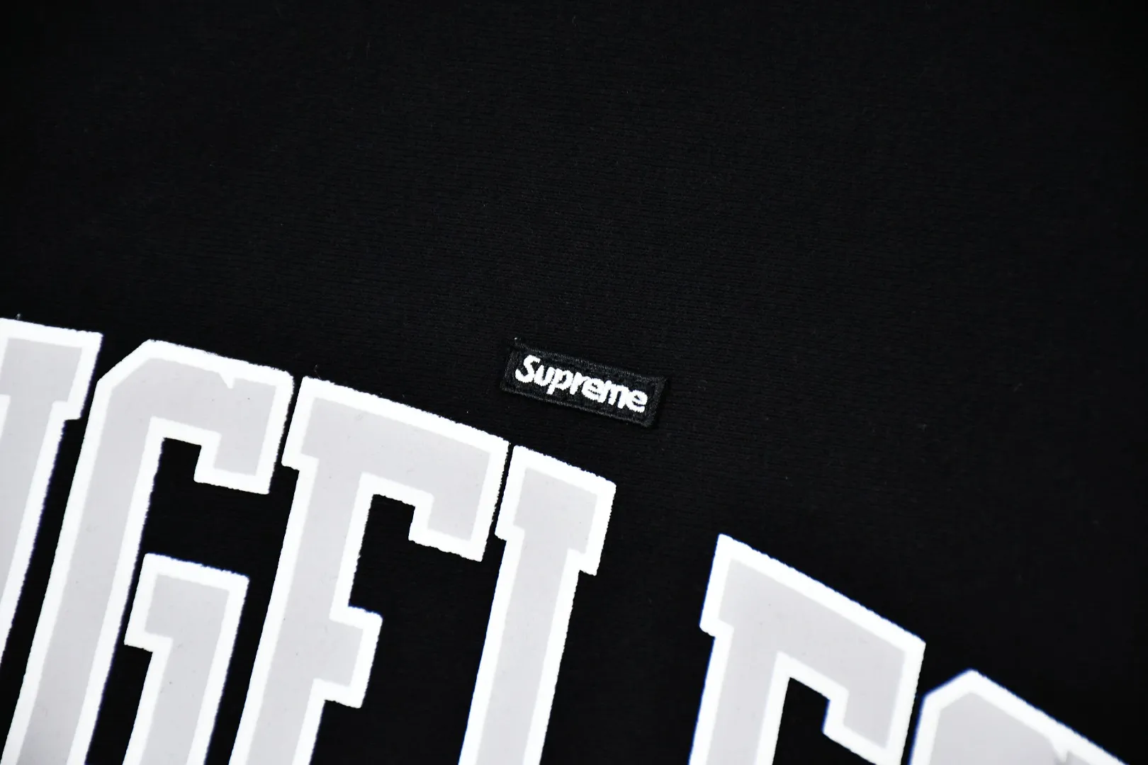 S568💰p290 Top version Supreme 24ss Shop Crewneck city limited round neck velvet sweatshirt 1. Fabric: ZP test, custom weaving and dyeing, pure cotton 460G plus velvet main fabric, horizontal cutting, side stitching 520G 2X2 thread 2. Embroidery: Embroidery equipment, using BEHRINGER BEKS-Y924 machine (one level higher than Tajima embroidery machine) Embroidery thickness The saturation and size are all ZP consistent. 3. Sewing process: Four-needle and six-thread boneless splicing technology is used in twelve places of the whole garment. Processed by experienced foreign trade factories (ordinary factories cannot do it) 4. Hem and cuffs: all use 520G inelastic thread (low-end products use elastic threads to cause the hem and cuffs to appear wavy) 5. Customized ZP main label/wash water mark/hangtag/packaging bag (Equipped with extra large thickened handbag) Color: Black, Navy, White, Pink, Colorful Blue Size: S~XL