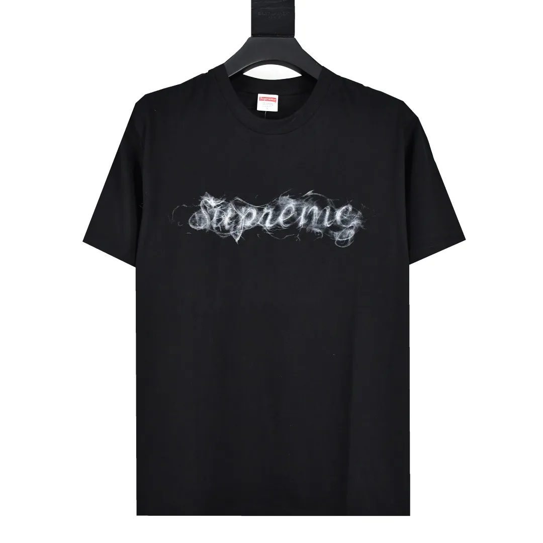 S96💰p130 top version Supreme 19FW Smoke Tee season opening smoke logo short-sleeved T-shirt 1. The fabrics are all custom-woven and dyed 280g weight 100% cotton cylindrical cloth Cylindrical fabric is a knitted fabric woven by a cylinder loom. The needles are distributed in a cylindrical shape on the fuselage. The gray fabric is a large cylinder that needs to be opened and shaped before it can be used further. That is, there are no slits on the sides of the clothes, so there are no wash labels on the sides of ordinary short-sleeves. There is only a collar label behind the neck. 2. The printing uses digital direct injection technology to assist the screen printing screen, thermosetting ink imported from Belgium, and Cunard fully automatic elliptical heating integrated printing machine , the white paste base is passed through 4 layers of color screen printing with digital direct printing, and the integrated printing edge has no jagged edges. 3. The collar label has a watermark anti-counterfeiting effect and a real anti-counterfeiting layer. The version has a high probability of passing. The original packaging picture has a high probability of passing. 4. Comes with an original handbag. 5. All details are synchronized with ZP, which is an instant hit on the market. Destroy the world. Size: S-XL