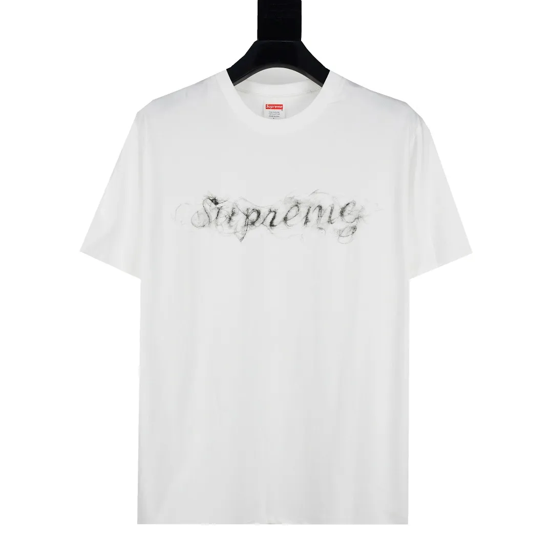 S96💰p130 top version Supreme 19FW Smoke Tee season opening smoke logo short-sleeved T-shirt 1. The fabrics are all custom-woven and dyed 280g weight 100% cotton cylindrical cloth Cylindrical fabric is a knitted fabric woven by a cylinder loom. The needles are distributed in a cylindrical shape on the fuselage. The gray fabric is a large cylinder that needs to be opened and shaped before it can be used further. That is, there are no slits on the sides of the clothes, so there are no wash labels on the sides of ordinary short-sleeves. There is only a collar label behind the neck. 2. The printing uses digital direct injection technology to assist the screen printing screen, thermosetting ink imported from Belgium, and Cunard fully automatic elliptical heating integrated printing machine , the white paste base is passed through 4 layers of color screen printing with digital direct printing, and the integrated printing edge has no jagged edges. 3. The collar label has a watermark anti-counterfeiting effect and a real anti-counterfeiting layer. The version has a high probability of passing. The original packaging picture has a high probability of passing. 4. Comes with an original handbag. 5. All details are synchronized with ZP, which is an instant hit on the market. Destroy the world. Size: S-XL
