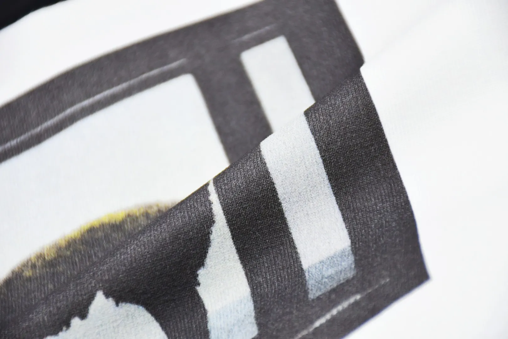 S430💰P150 Top version Supreme 25ss Damien Hirst artist co-branded Golden Horn Goat printed short-sleeved T-shirt. Refuse to look at pictures to make products. Refuse to compare wrong versions. Use cylinder seamless technology (original technology, there are no stitched bones on the side of the clothes, key points of identification) The fabrics are all custom-woven and dyed, 280g weight, 100% cotton, cylindrical fabric. Cylindrical fabric is a knitted fabric woven with a cylinder loom. The needles are distributed in a cylindrical shape on the fuselage. The gray fabric is a large cylinder, which needs to be opened and shaped before it can be used further. There are no slits on the side of the clothes, so there is no washing label on the side of ordinary short-sleeves. There is only one collar label behind the neck. The printing uses heat-setting ink printing imported from Belgium (different from conventional heat transfer printing on the market), also known as plastic ink, or self-adhesive ink. Its ingredients: mainly composed of polyvinyl chloride (PVC) and phthalates, including PVC, phthalates, and color fixing agents. , stabilizer, and thickener are mixed to form thermoset ink, which is not the digital direct printing marketed on the market. The printing texture of thermoset ink cannot be achieved by digital direct printing. The new triple collar label has a watermark anti-counterfeiting effect, real anti-counterfeiting layer, and has a high probability of passing the approved version. The original packaging picture has a high probability of passing Size：S-XL