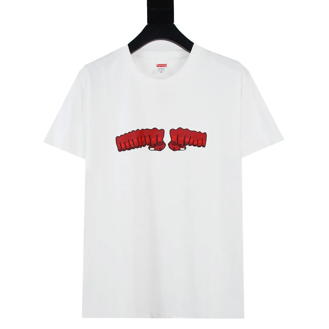 S338💰p130 Top version Supreme 24ss TOY MACHINE FIST fist short-sleeved T-shirt. Refuse to look at pictures to make goods. Refuse to compare with wrong versions. Use cylindrical seamless technology (original technology, there are no stitched bones on the side of the clothes, the key point of identification) The fabrics are all custom-woven and dyed, 280g weight, 100% cotton, cylindrical fabric. Cylindrical fabric is a knitted fabric woven with a cylinder loom. The needles are distributed in a cylindrical shape on the fuselage. The gray fabric is a large cylinder, which needs to be opened and shaped before it can be used further. There are no slits on the side of the clothes, so there is no washing label on the side of ordinary short-sleeves. There is only one collar label behind the neck. The printing uses thermosetting ink printing imported from Belgium (different from conventional heat transfer printing), also known as plastic ink, or self-adhesive ink. Its ingredients are: mainly composed of polyvinyl chloride (PVC) and phthalates. PVC and phthalates, solid color The thermosetting ink is composed of a mixture of agents, stabilizers, and thickeners. It is not the digital direct printing marketed on the market. The printing texture of thermosetting ink cannot be achieved by digital direct printing. The collar label has a watermark anti-counterfeiting effect, a real anti-counterfeiting layer, a version with a high probability of passing the inspection, and the original packaging picture has a high probability of passing the test. Size：S-XL