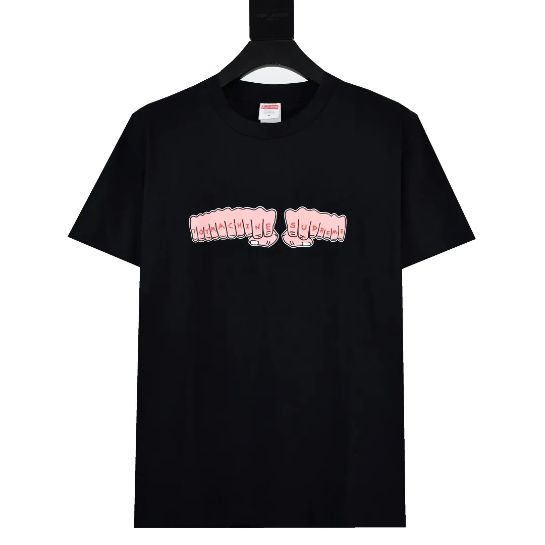 S338💰p130 Top version Supreme 24ss TOY MACHINE FIST fist short-sleeved T-shirt. Refuse to look at pictures to make goods. Refuse to compare with wrong versions. Use cylindrical seamless technology (original technology, there are no stitched bones on the side of the clothes, the key point of identification) The fabrics are all custom-woven and dyed, 280g weight, 100% cotton, cylindrical fabric. Cylindrical fabric is a knitted fabric woven with a cylinder loom. The needles are distributed in a cylindrical shape on the fuselage. The gray fabric is a large cylinder, which needs to be opened and shaped before it can be used further. There are no slits on the side of the clothes, so there is no washing label on the side of ordinary short-sleeves. There is only one collar label behind the neck. The printing uses thermosetting ink printing imported from Belgium (different from conventional heat transfer printing), also known as plastic ink, or self-adhesive ink. Its ingredients are: mainly composed of polyvinyl chloride (PVC) and phthalates. PVC and phthalates, solid color The thermosetting ink is composed of a mixture of agents, stabilizers, and thickeners. It is not the digital direct printing marketed on the market. The printing texture of thermosetting ink cannot be achieved by digital direct printing. The collar label has a watermark anti-counterfeiting effect, a real anti-counterfeiting layer, a version with a high probability of passing the inspection, and the original packaging picture has a high probability of passing the test. Size：S-XL