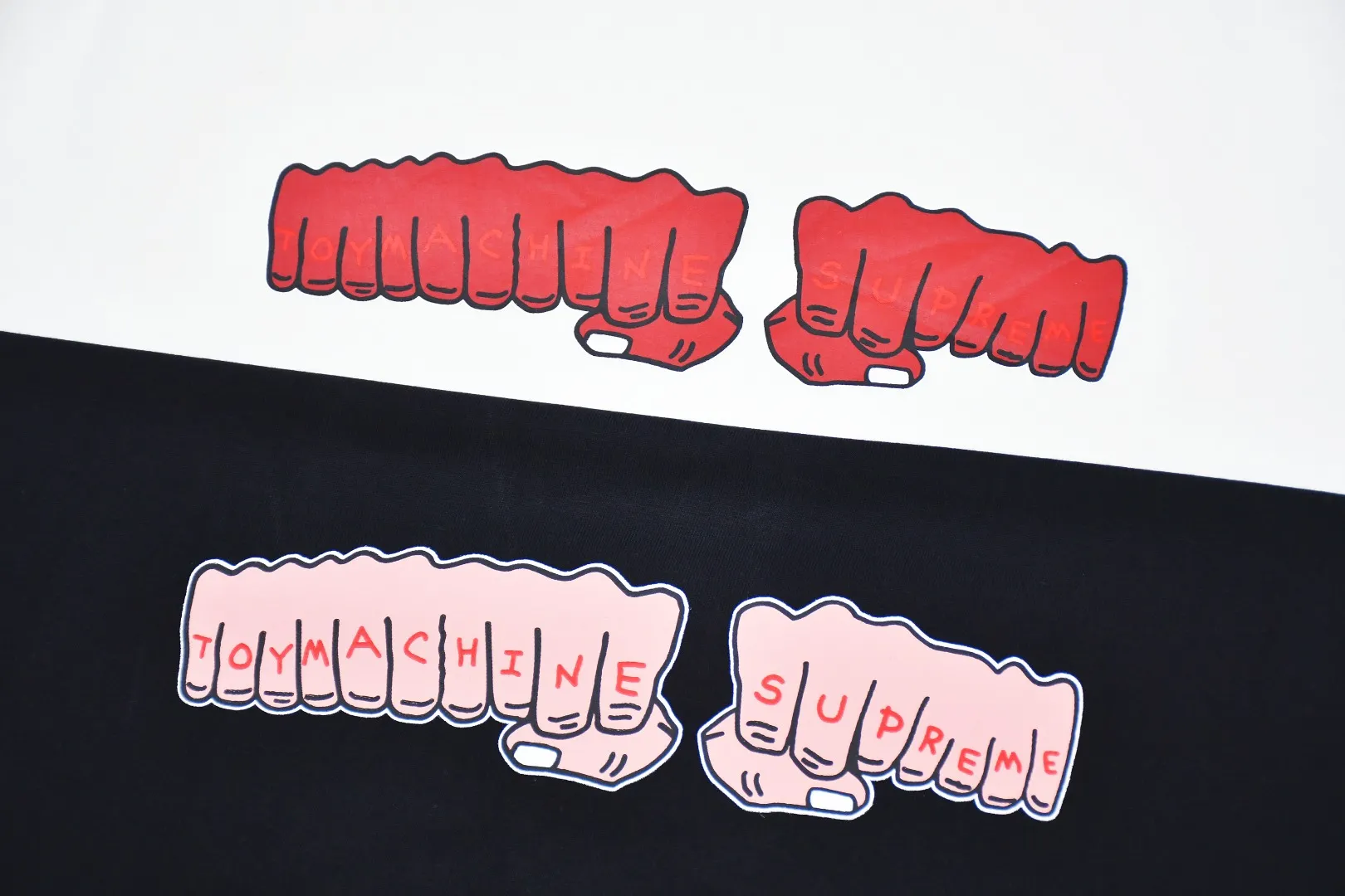 S338💰p130 Top version Supreme 24ss TOY MACHINE FIST fist short-sleeved T-shirt. Refuse to look at pictures to make goods. Refuse to compare with wrong versions. Use cylindrical seamless technology (original technology, there are no stitched bones on the side of the clothes, the key point of identification) The fabrics are all custom-woven and dyed, 280g weight, 100% cotton, cylindrical fabric. Cylindrical fabric is a knitted fabric woven with a cylinder loom. The needles are distributed in a cylindrical shape on the fuselage. The gray fabric is a large cylinder, which needs to be opened and shaped before it can be used further. There are no slits on the side of the clothes, so there is no washing label on the side of ordinary short-sleeves. There is only one collar label behind the neck. The printing uses thermosetting ink printing imported from Belgium (different from conventional heat transfer printing), also known as plastic ink, or self-adhesive ink. Its ingredients are: mainly composed of polyvinyl chloride (PVC) and phthalates. PVC and phthalates, solid color The thermosetting ink is composed of a mixture of agents, stabilizers, and thickeners. It is not the digital direct printing marketed on the market. The printing texture of thermosetting ink cannot be achieved by digital direct printing. The collar label has a watermark anti-counterfeiting effect, a real anti-counterfeiting layer, a version with a high probability of passing the inspection, and the original packaging picture has a high probability of passing the test. Size：S-XL