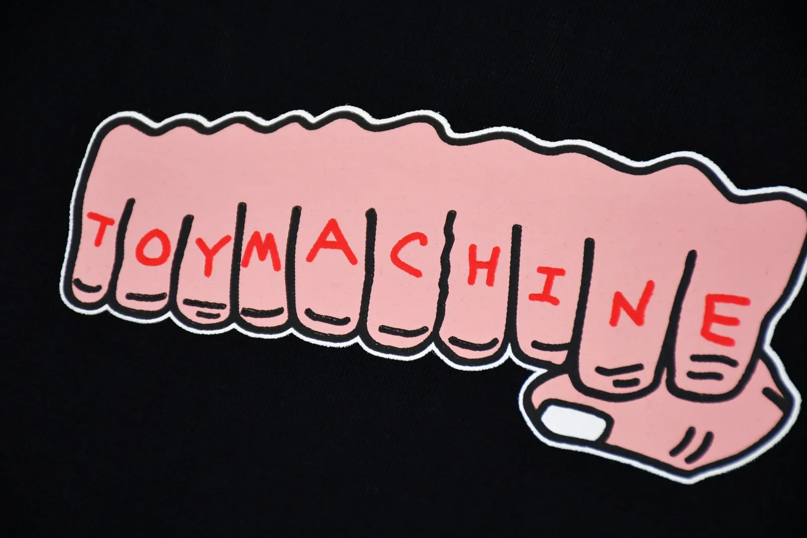 S338💰p130 Top version Supreme 24ss TOY MACHINE FIST fist short-sleeved T-shirt. Refuse to look at pictures to make goods. Refuse to compare with wrong versions. Use cylindrical seamless technology (original technology, there are no stitched bones on the side of the clothes, the key point of identification) The fabrics are all custom-woven and dyed, 280g weight, 100% cotton, cylindrical fabric. Cylindrical fabric is a knitted fabric woven with a cylinder loom. The needles are distributed in a cylindrical shape on the fuselage. The gray fabric is a large cylinder, which needs to be opened and shaped before it can be used further. There are no slits on the side of the clothes, so there is no washing label on the side of ordinary short-sleeves. There is only one collar label behind the neck. The printing uses thermosetting ink printing imported from Belgium (different from conventional heat transfer printing), also known as plastic ink, or self-adhesive ink. Its ingredients are: mainly composed of polyvinyl chloride (PVC) and phthalates. PVC and phthalates, solid color The thermosetting ink is composed of a mixture of agents, stabilizers, and thickeners. It is not the digital direct printing marketed on the market. The printing texture of thermosetting ink cannot be achieved by digital direct printing. The collar label has a watermark anti-counterfeiting effect, a real anti-counterfeiting layer, a version with a high probability of passing the inspection, and the original packaging picture has a high probability of passing the test. Size：S-XL
