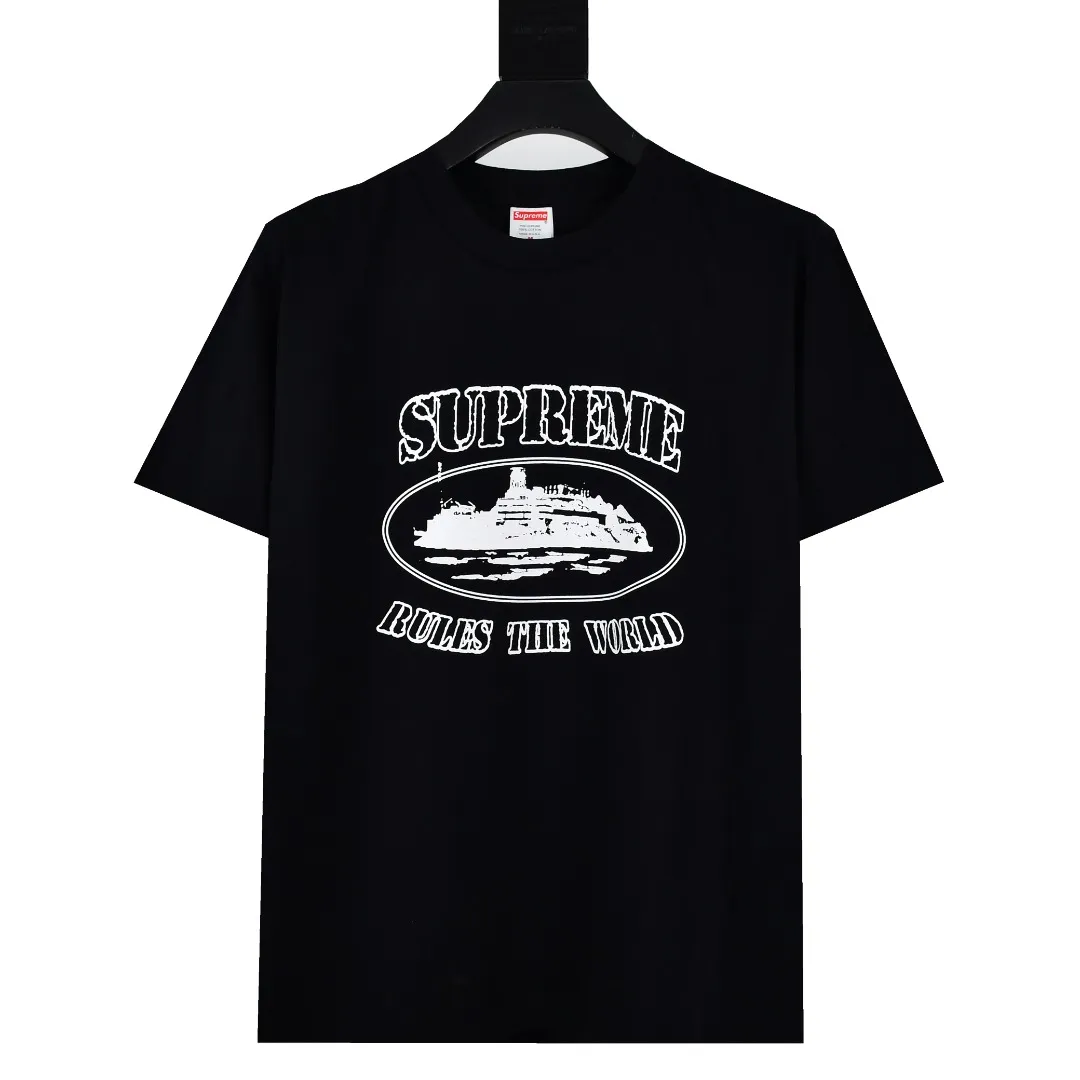 🅿️130 S146 top version Supreme x Corteiz Alcatraz joint model FW23 RULE THE WORLD Alcatraz printed short-sleeved T-shirt. Refuse to look at pictures to make goods. Refuse to compare wrong versions. Use cylindrical seamless technology (original technology. There are no stitched bones on the side of the clothes. Key points of identification) The fabrics are all custom-woven and dyed, 280g weight, 100% cotton, cylindrical fabric. Cylindrical fabric is a knitted fabric woven with a cylinder loom. The needles are distributed in a cylindrical shape on the fuselage. The gray fabric is a large cylinder, which needs to be opened and shaped before it can be used further. There are no slits on the side of the clothes, so there is no washing label on the side of ordinary short-sleeves. There is only one collar label behind the neck. The printing uses thermosetting ink printing imported from Belgium (different from conventional thermal transfer printing), also known as plastic ink, or self-adhesive ink. Its ingredients are: mainly composed of polyvinyl chloride (PVC) and phthalates. PVC and phthalates, solid color The thermoset ink is composed of a mixture of agents, stabilizers, and thickeners. It is not the digital direct printing advertised on the market. The printing texture of thermoset ink cannot be achieved by digital direct printing. The collar label has a watermark anti-counterfeiting effect, a real anti-counterfeiting layer, a version with a high probability of passing the inspection, and a high probability of passing the original packaging picture. Size：S-XL