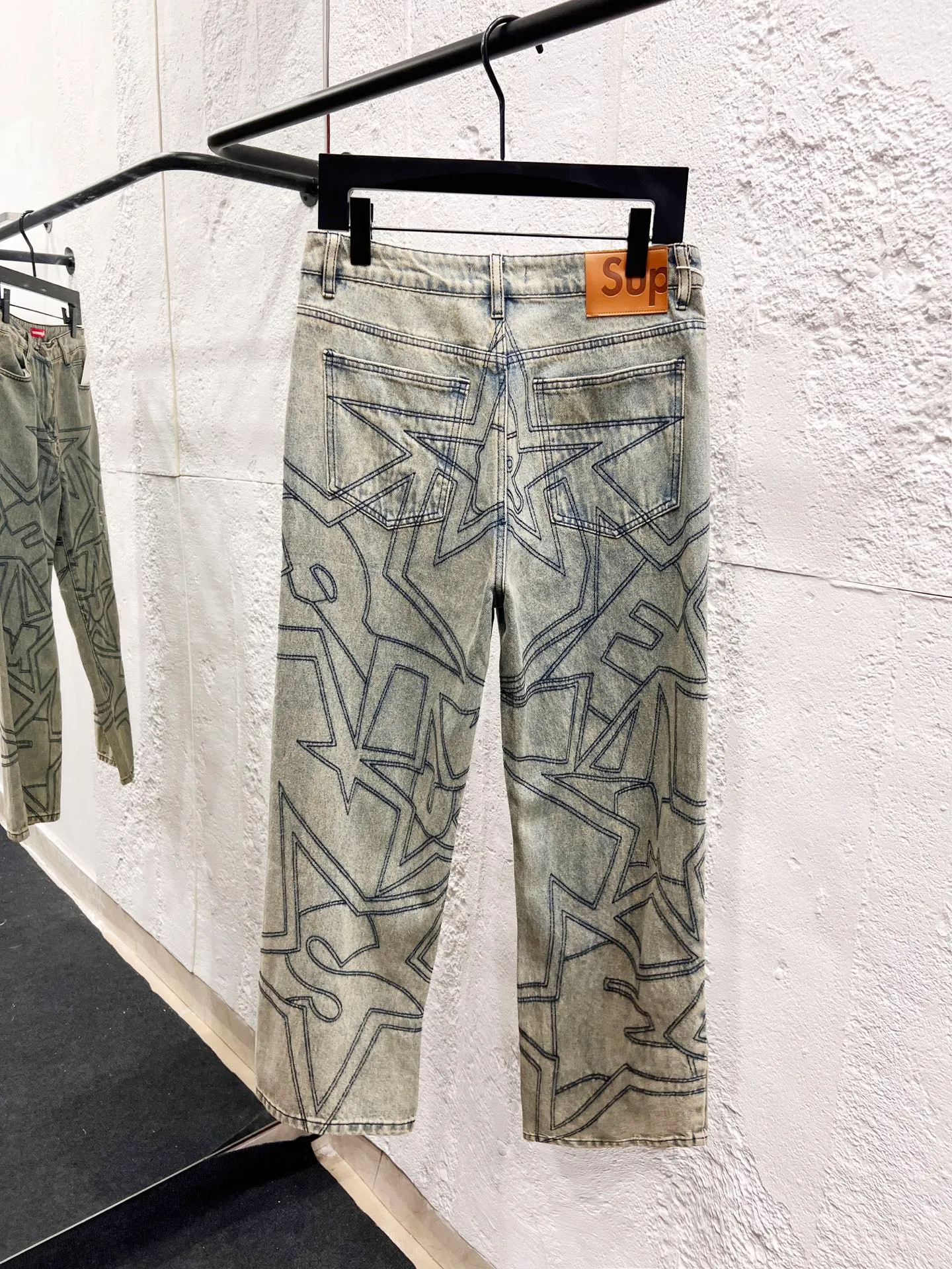 P260 model number: H940 Supreme SS25 star topstitch casual loose denim jeans, same style for men and women, top ceiling quality, styles with different wash textures, very friendly to people with thin legs and thick legs, the straight and slim fit is very flattering to the leg shape, timeless moderate length, easy to match and casual, basic styling for various styles, a must-have in the wardrobe! The fabric is stiff but also makes the upper body soft without losing texture. The washing process is even more perfect. It is a must-have item for everyone! ! ! Washed wheat, hang tag, pants label, three labels complete Color: yellow Size: 30, 32, 34, 36