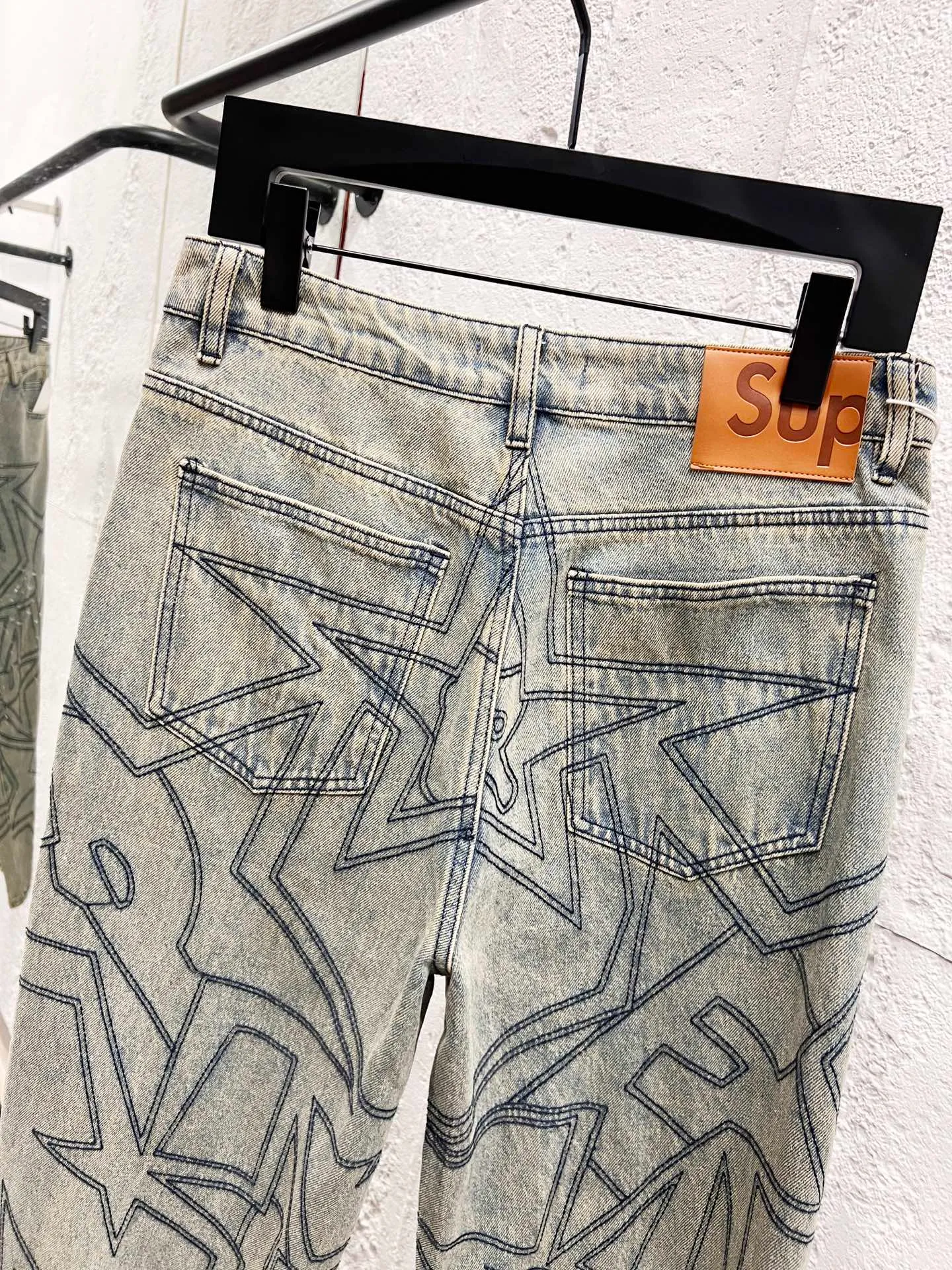 P260 model number: H940 Supreme SS25 star topstitch casual loose denim jeans, same style for men and women, top ceiling quality, styles with different wash textures, very friendly to people with thin legs and thick legs, the straight and slim fit is very flattering to the leg shape, timeless moderate length, easy to match and casual, basic styling for various styles, a must-have in the wardrobe! The fabric is stiff but also makes the upper body soft without losing texture. The washing process is even more perfect. It is a must-have item for everyone! ! ! Washed wheat, hang tag, pants label, three labels complete Color: yellow Size: 30, 32, 34, 36