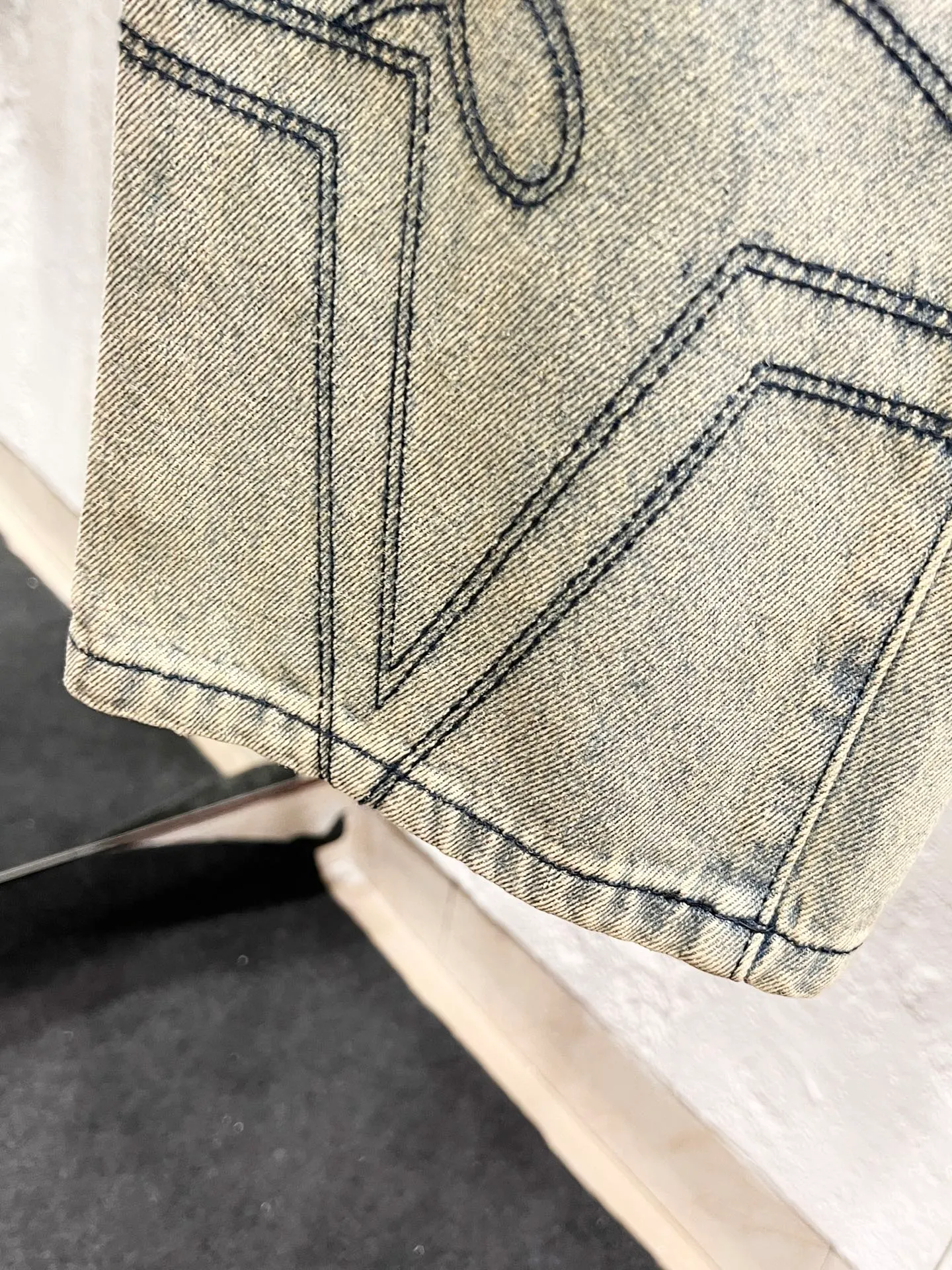 P260 model number: H940 Supreme SS25 star topstitch casual loose denim jeans, same style for men and women, top ceiling quality, styles with different wash textures, very friendly to people with thin legs and thick legs, the straight and slim fit is very flattering to the leg shape, timeless moderate length, easy to match and casual, basic styling for various styles, a must-have in the wardrobe! The fabric is stiff but also makes the upper body soft without losing texture. The washing process is even more perfect. It is a must-have item for everyone! ! ! Washed wheat, hang tag, pants label, three labels complete Color: yellow Size: 30, 32, 34, 36