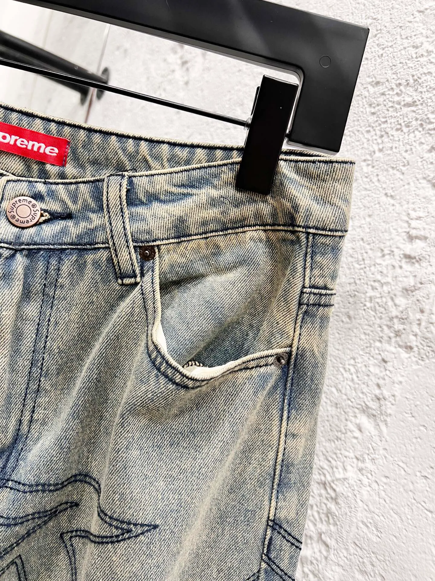 P260 model number: H940 Supreme SS25 star topstitch casual loose denim jeans, same style for men and women, top ceiling quality, styles with different wash textures, very friendly to people with thin legs and thick legs, the straight and slim fit is very flattering to the leg shape, timeless moderate length, easy to match and casual, basic styling for various styles, a must-have in the wardrobe! The fabric is stiff but also makes the upper body soft without losing texture. The washing process is even more perfect. It is a must-have item for everyone! ! ! Washed wheat, hang tag, pants label, three labels complete Color: yellow Size: 30, 32, 34, 36