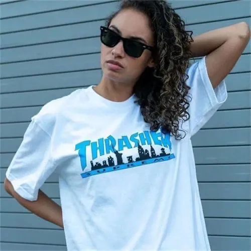 S149 P110💰 SUP 72FW Thras Skyline Tee Flame co-branded trendy men's short-sleeved high-end T-shirt. Loose fit. Made of 260g combed cotton double yarn. From fabric to accessories, all three standards are complete and follow ZP. Imported Matsui company's slurry printing will never crack. The whole piece adopts three-needle five-thread process. The neckline-shoulder seam-sleeve seam is double-lined, which looks more three-dimensional and textured. The same process as the original version, classic version. Feel free to compare zp. The whole piece adopts three-needle five-thread craftsmanship. The neckline-shoulder seam-sleeve seam is double-threaded, which looks more three-dimensional and textured.) It has the same craftsmanship as the original original, classic version. Color: Black White Size: S M L XL XXL