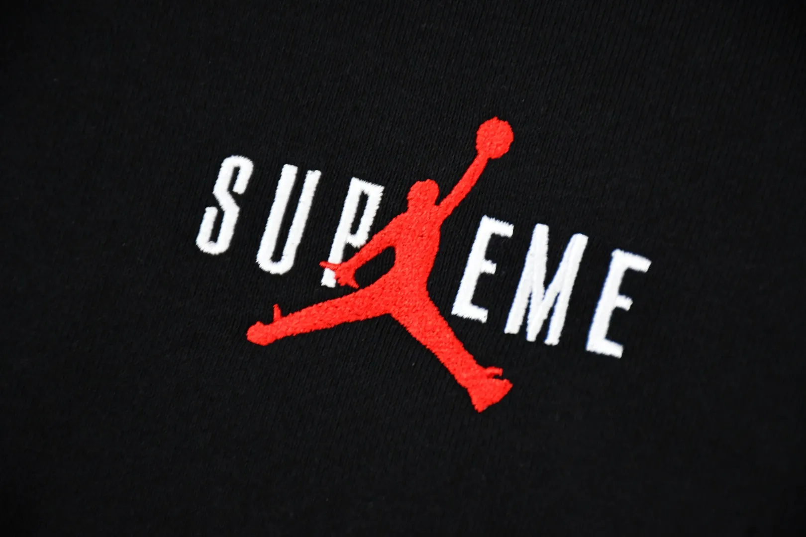S620💰p330 Top version Supreme x Jordan 24Fw AJ Jordan co-branded hooded velvet sweatshirt 1. Fabric: ZP testing, custom woven and dyed, pure cotton 460G velvet main fabric 2. Embroidery: Embroidery equipment, using Behringer BEKS-Y924 machine (one level higher than Tajima embroidery machine) Embroidery thickness, saturation and size are consistent with ZP 3. Sewing process: Four needles and six threads are used in 12 places on the whole garment. Processed by experienced foreign trade factories (ordinary factories cannot do it) 4. Hem and cuffs: all use 520G non-elastic threads (low-end products use elastic threads to cause the hem and cuffs to appear wavy) 5. Customized ZP main label/washing mark/tag/packaging bag (equipped with an extra-large thickened handbag) Color: black Size: S~XL