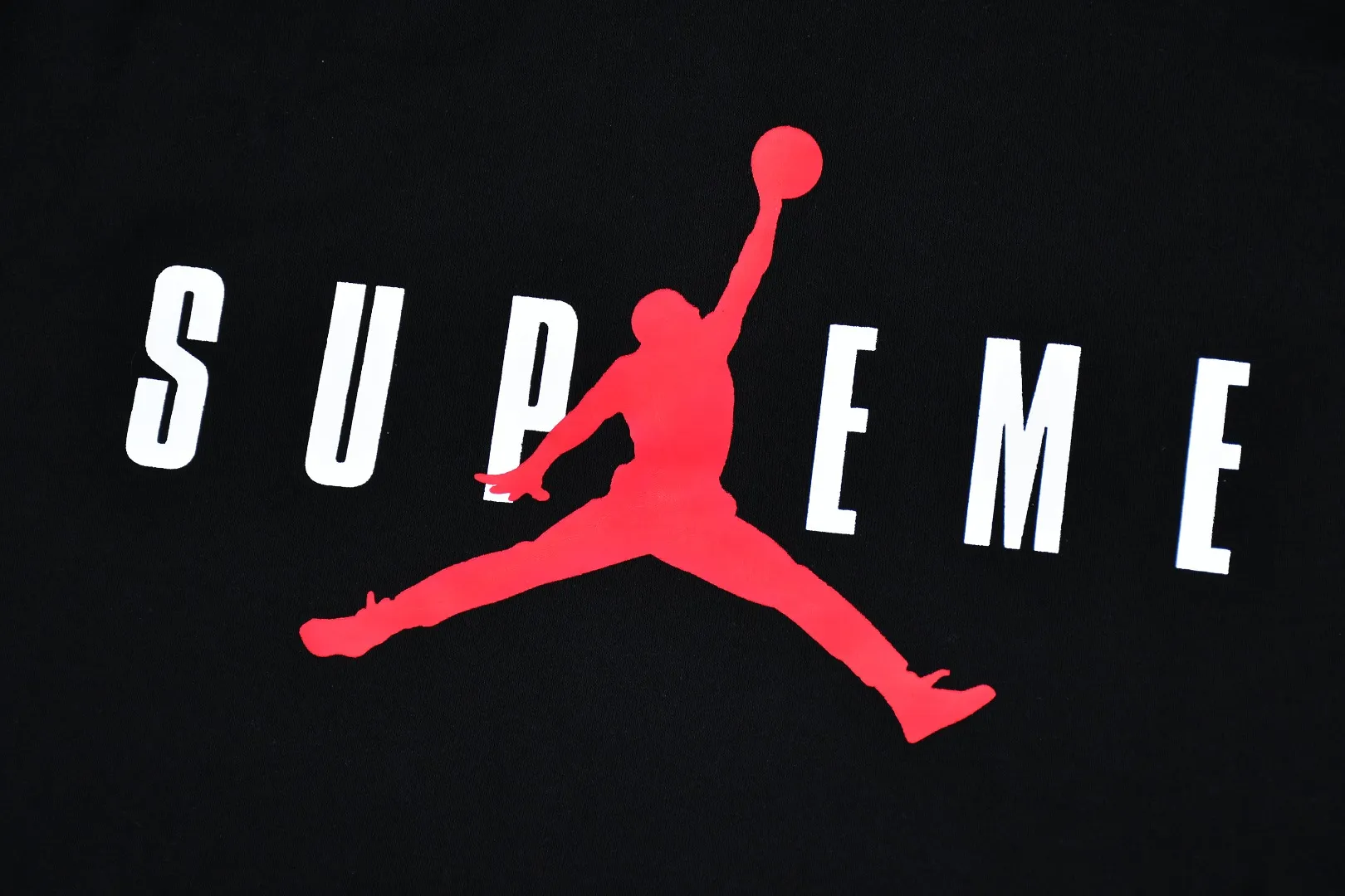 S620💰p330 Top version Supreme x Jordan 24Fw AJ Jordan co-branded hooded velvet sweatshirt 1. Fabric: ZP testing, custom woven and dyed, pure cotton 460G velvet main fabric 2. Embroidery: Embroidery equipment, using Behringer BEKS-Y924 machine (one level higher than Tajima embroidery machine) Embroidery thickness, saturation and size are consistent with ZP 3. Sewing process: Four needles and six threads are used in 12 places on the whole garment. Processed by experienced foreign trade factories (ordinary factories cannot do it) 4. Hem and cuffs: all use 520G non-elastic threads (low-end products use elastic threads to cause the hem and cuffs to appear wavy) 5. Customized ZP main label/washing mark/tag/packaging bag (equipped with an extra-large thickened handbag) Color: black Size: S~XL