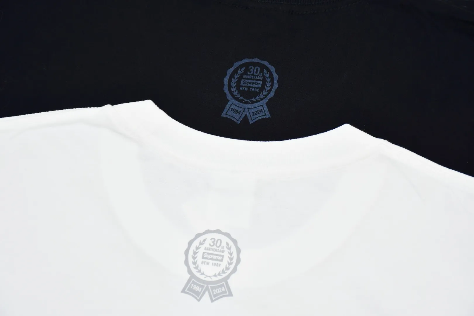 🅿️130 S158 top version Supreme 24ss 30TH First 30th anniversary limited commemorative short-sleeved T-shirt. Refuse to look at pictures to make products. Refuse to compare with wrong versions. Use cylindrical seamless technology (original technology. There are no stitched bones on the side of the clothes. Key points of identification) The fabrics are all custom-woven and dyed, 280g weight, 100% cotton, cylindrical fabric. Cylindrical fabric is a knitted fabric woven with a cylinder loom. The needles are distributed in a cylindrical shape on the fuselage. The gray fabric is a large cylinder, which needs to be opened and shaped before it can be used further. There are no slits on the side of the clothes, so there is no washing label on the side of ordinary short-sleeves. There is only one collar label behind the neck. The printing uses thermosetting ink printing imported from Belgium (different from conventional thermal transfer printing), also known as plastic ink, or self-adhesive ink. Its ingredients are: mainly composed of polyvinyl chloride (PVC) and phthalates. PVC and phthalates, solid color The thermoset ink is composed of a mixture of agents, stabilizers, and thickeners. It is not the digital direct printing advertised on the market. The printing texture of thermoset ink cannot be achieved by digital direct printing. The collar label has a watermark anti-counterfeiting effect, a real anti-counterfeiting layer, a version with a high probability of passing the inspection, and a high probability of passing the original packaging picture. Size：S-XL