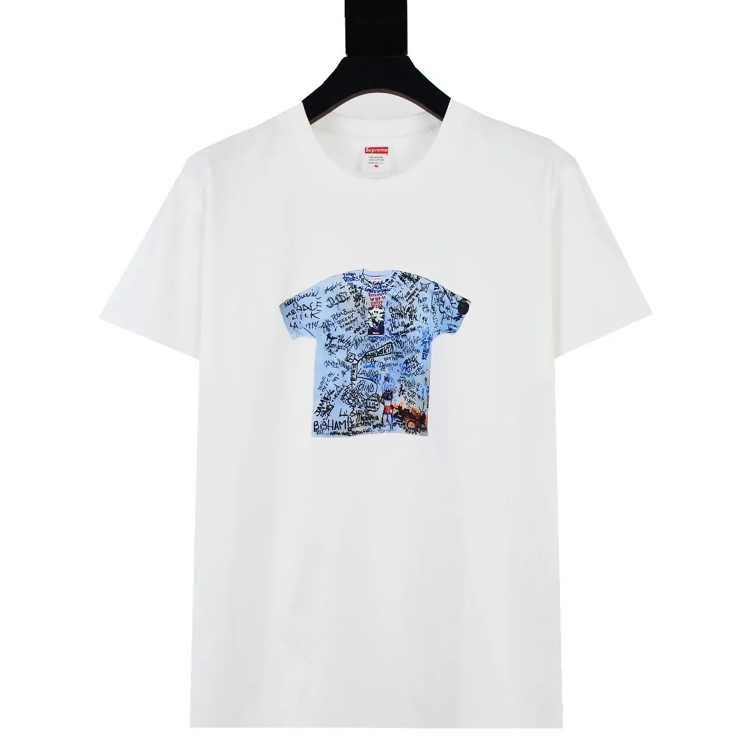 🅿️130 S158 top version Supreme 24ss 30TH First 30th anniversary limited commemorative short-sleeved T-shirt. Refuse to look at pictures to make products. Refuse to compare with wrong versions. Use cylindrical seamless technology (original technology. There are no stitched bones on the side of the clothes. Key points of identification) The fabrics are all custom-woven and dyed, 280g weight, 100% cotton, cylindrical fabric. Cylindrical fabric is a knitted fabric woven with a cylinder loom. The needles are distributed in a cylindrical shape on the fuselage. The gray fabric is a large cylinder, which needs to be opened and shaped before it can be used further. There are no slits on the side of the clothes, so there is no washing label on the side of ordinary short-sleeves. There is only one collar label behind the neck. The printing uses thermosetting ink printing imported from Belgium (different from conventional thermal transfer printing), also known as plastic ink, or self-adhesive ink. Its ingredients are: mainly composed of polyvinyl chloride (PVC) and phthalates. PVC and phthalates, solid color The thermoset ink is composed of a mixture of agents, stabilizers, and thickeners. It is not the digital direct printing advertised on the market. The printing texture of thermoset ink cannot be achieved by digital direct printing. The collar label has a watermark anti-counterfeiting effect, a real anti-counterfeiting layer, a version with a high probability of passing the inspection, and a high probability of passing the original packaging picture. Size：S-XL