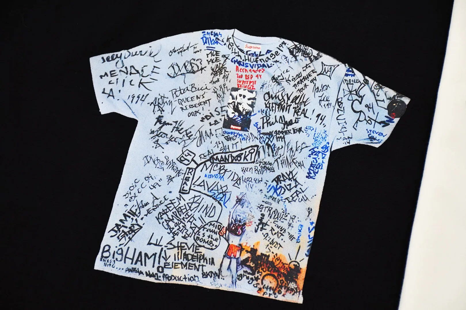 🅿️130 S158 top version Supreme 24ss 30TH First 30th anniversary limited commemorative short-sleeved T-shirt. Refuse to look at pictures to make products. Refuse to compare with wrong versions. Use cylindrical seamless technology (original technology. There are no stitched bones on the side of the clothes. Key points of identification) The fabrics are all custom-woven and dyed, 280g weight, 100% cotton, cylindrical fabric. Cylindrical fabric is a knitted fabric woven with a cylinder loom. The needles are distributed in a cylindrical shape on the fuselage. The gray fabric is a large cylinder, which needs to be opened and shaped before it can be used further. There are no slits on the side of the clothes, so there is no washing label on the side of ordinary short-sleeves. There is only one collar label behind the neck. The printing uses thermosetting ink printing imported from Belgium (different from conventional thermal transfer printing), also known as plastic ink, or self-adhesive ink. Its ingredients are: mainly composed of polyvinyl chloride (PVC) and phthalates. PVC and phthalates, solid color The thermoset ink is composed of a mixture of agents, stabilizers, and thickeners. It is not the digital direct printing advertised on the market. The printing texture of thermoset ink cannot be achieved by digital direct printing. The collar label has a watermark anti-counterfeiting effect, a real anti-counterfeiting layer, a version with a high probability of passing the inspection, and a high probability of passing the original packaging picture. Size：S-XL