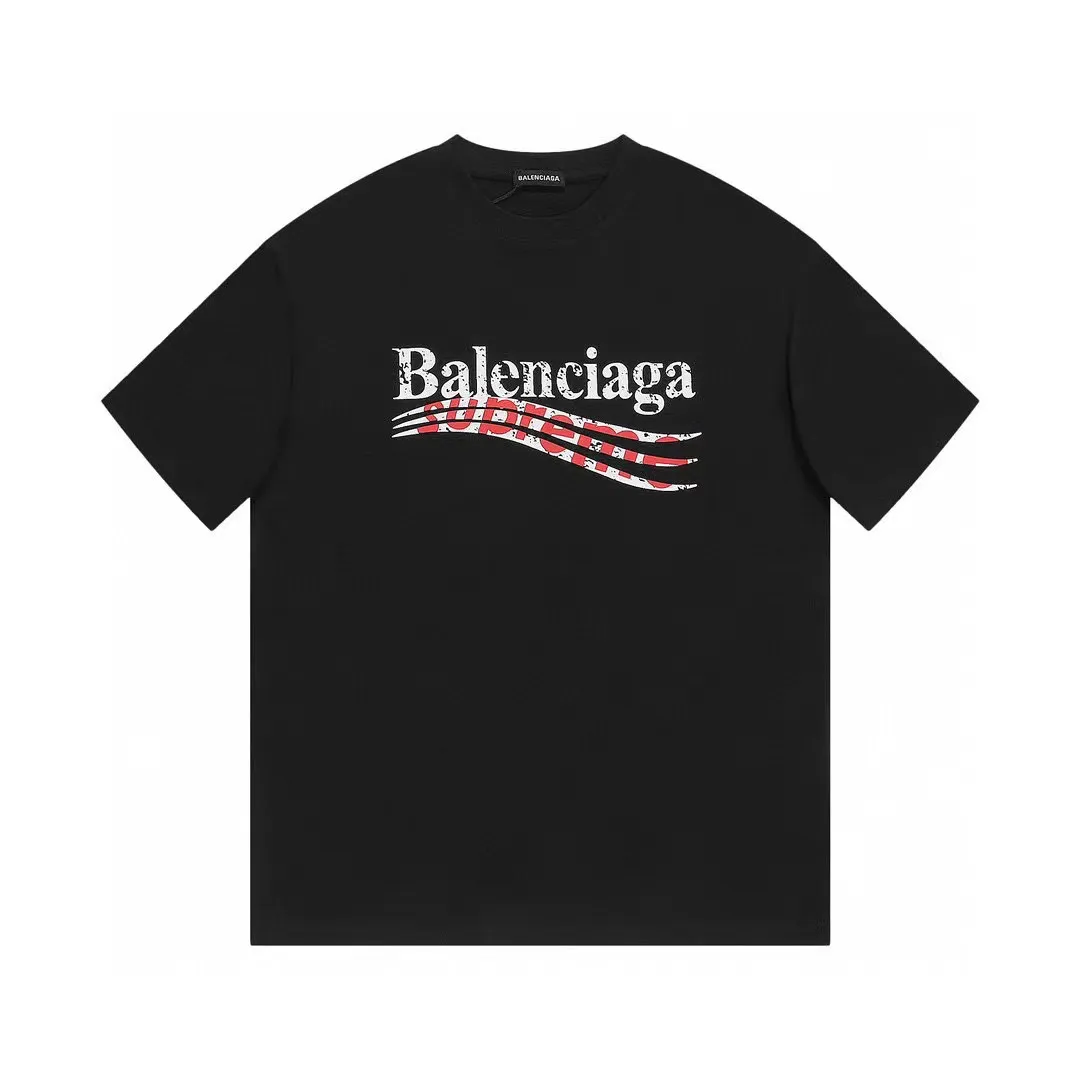 #S03 P110💰 Balenciaga co-branded Supreme printed short sleeves. Loose fit. Made of 260g combed cotton double yarn. From fabrics to accessories, all three standards are complete and follow ZP. The slurry printing imported from Matsui Company will never crack. The whole piece adopts three-needle five-thread technology. The neckline-shoulder seam-sleeve seam is double-lined, which looks more three-dimensional and textured.) The same process as the original version, classic version Feel free to compare zp. The whole piece adopts three-needle five-thread craftsmanship. The neckline-shoulder seam-sleeve seam is double-threaded, which looks more three-dimensional and textured.) It has the same craftsmanship as the original original, classic version. Color: Black Size: S M L XL XXL