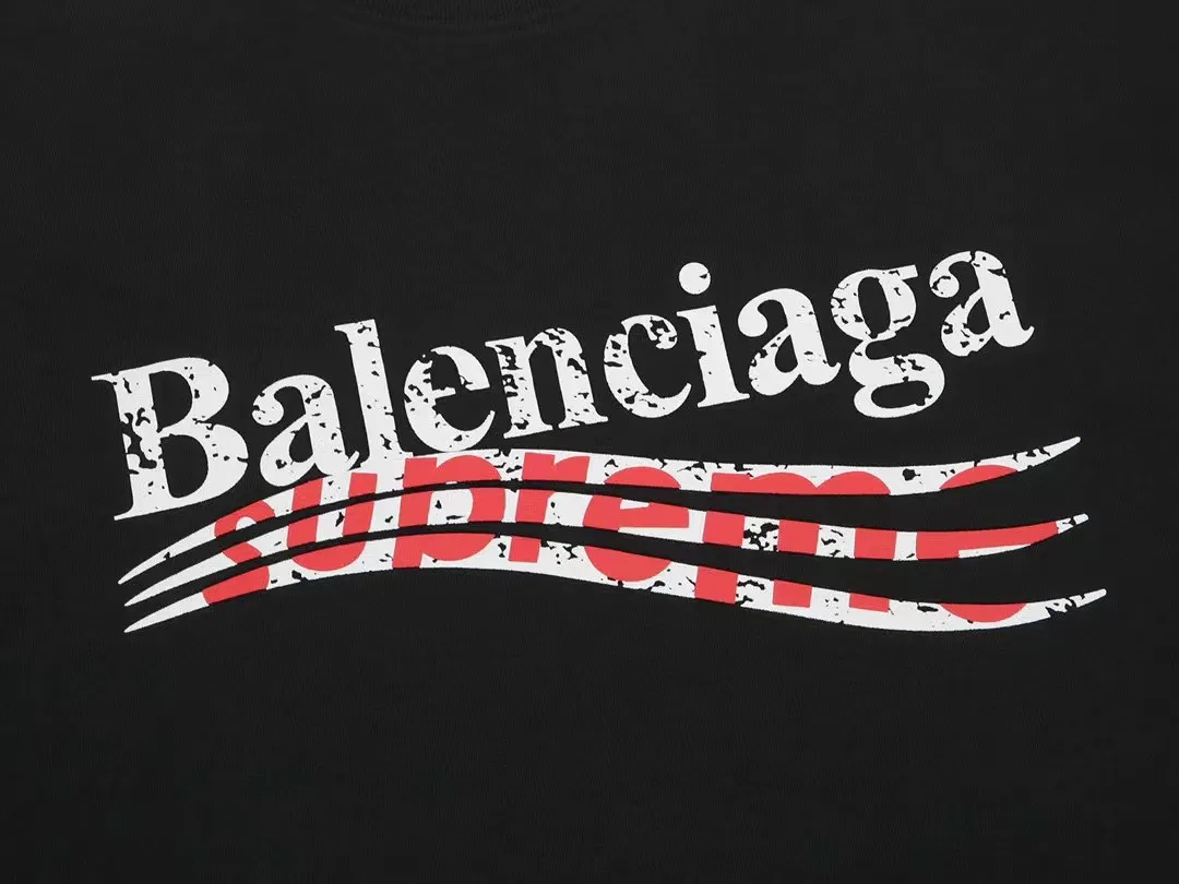 #S03 P110💰 Balenciaga co-branded Supreme printed short sleeves. Loose fit. Made of 260g combed cotton double yarn. From fabrics to accessories, all three standards are complete and follow ZP. The slurry printing imported from Matsui Company will never crack. The whole piece adopts three-needle five-thread technology. The neckline-shoulder seam-sleeve seam is double-lined, which looks more three-dimensional and textured.) The same process as the original version, classic version Feel free to compare zp. The whole piece adopts three-needle five-thread craftsmanship. The neckline-shoulder seam-sleeve seam is double-threaded, which looks more three-dimensional and textured.) It has the same craftsmanship as the original original, classic version. Color: Black Size: S M L XL XXL