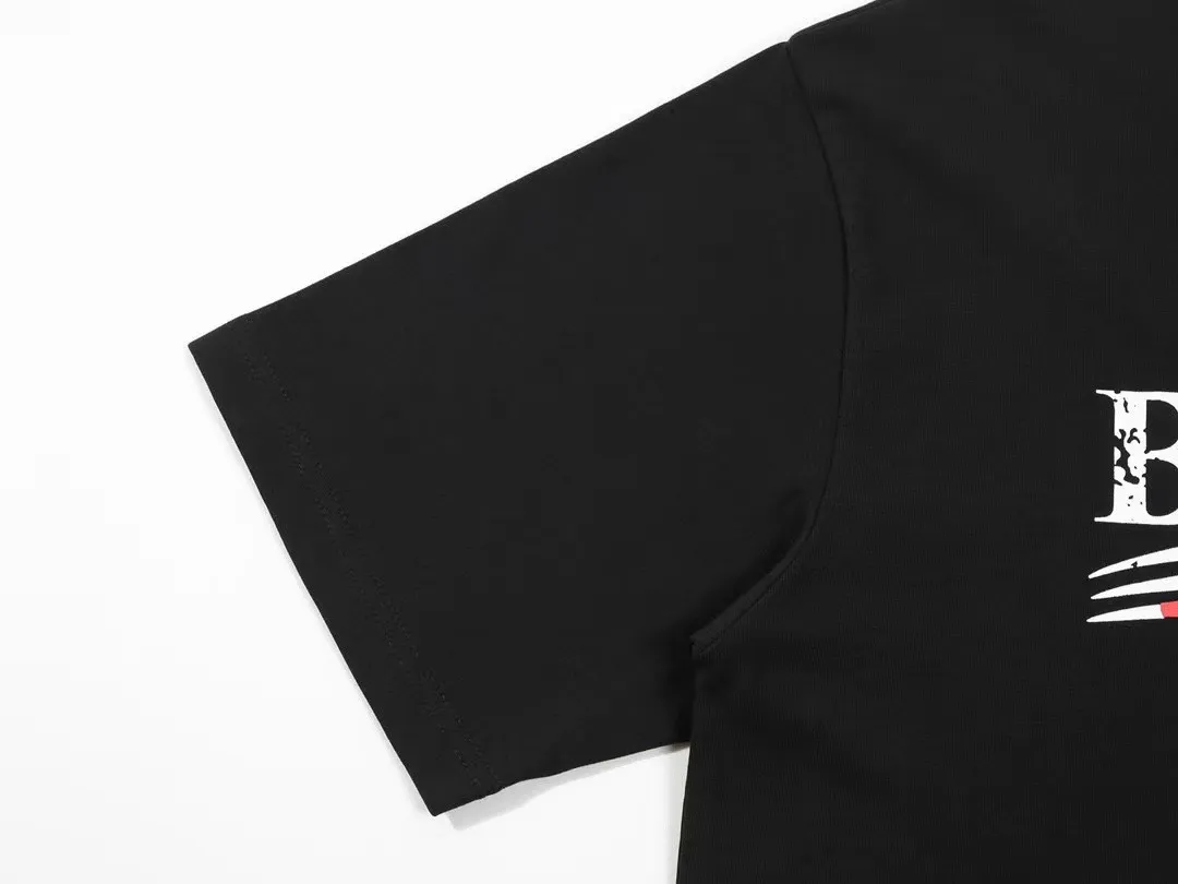 #S03 P110💰 Balenciaga co-branded Supreme printed short sleeves. Loose fit. Made of 260g combed cotton double yarn. From fabrics to accessories, all three standards are complete and follow ZP. The slurry printing imported from Matsui Company will never crack. The whole piece adopts three-needle five-thread technology. The neckline-shoulder seam-sleeve seam is double-lined, which looks more three-dimensional and textured.) The same process as the original version, classic version Feel free to compare zp. The whole piece adopts three-needle five-thread craftsmanship. The neckline-shoulder seam-sleeve seam is double-threaded, which looks more three-dimensional and textured.) It has the same craftsmanship as the original original, classic version. Color: Black Size: S M L XL XXL