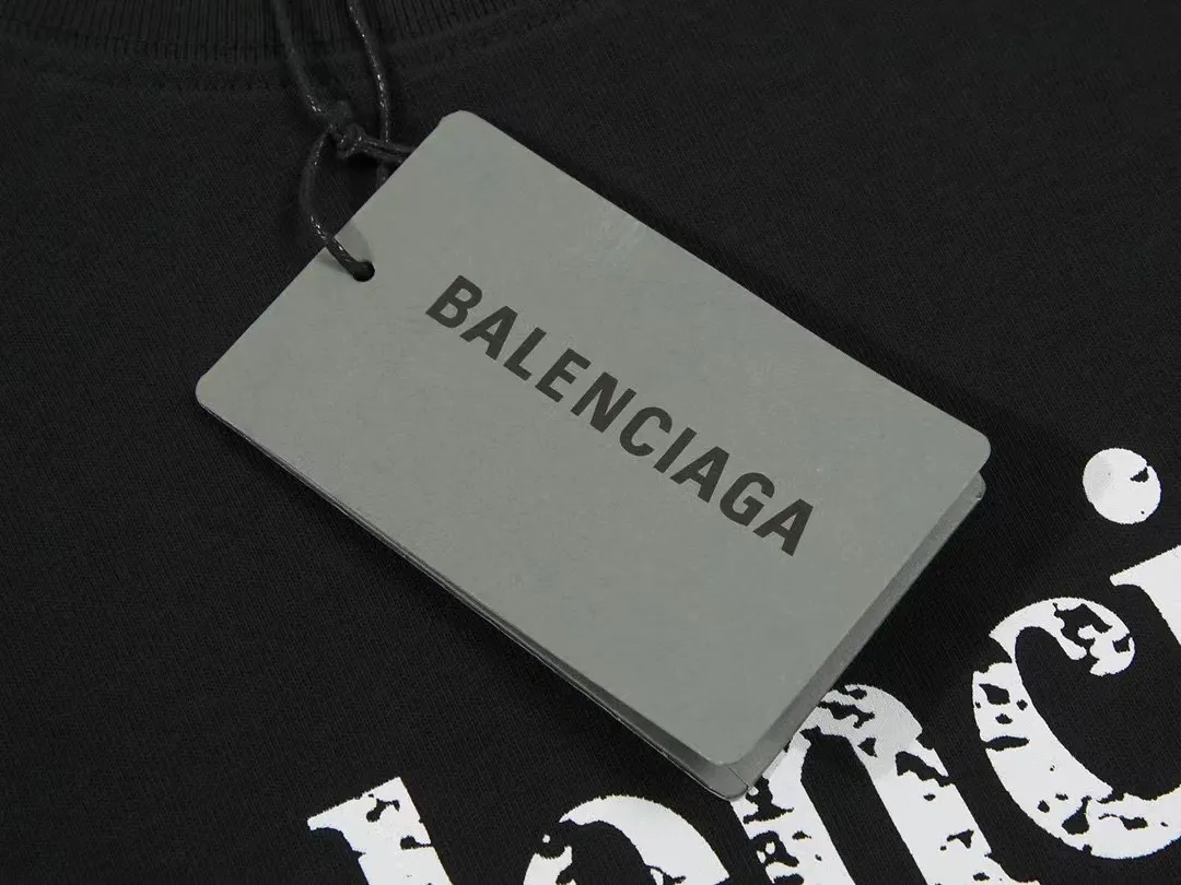 #S03 P110💰 Balenciaga co-branded Supreme printed short sleeves. Loose fit. Made of 260g combed cotton double yarn. From fabrics to accessories, all three standards are complete and follow ZP. The slurry printing imported from Matsui Company will never crack. The whole piece adopts three-needle five-thread technology. The neckline-shoulder seam-sleeve seam is double-lined, which looks more three-dimensional and textured.) The same process as the original version, classic version Feel free to compare zp. The whole piece adopts three-needle five-thread craftsmanship. The neckline-shoulder seam-sleeve seam is double-threaded, which looks more three-dimensional and textured.) It has the same craftsmanship as the original original, classic version. Color: Black Size: S M L XL XXL