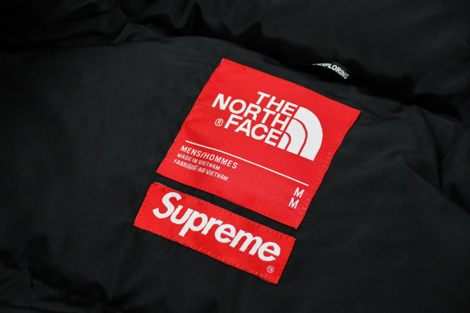 MX25💰355 MAX/Top version Exclusive quality on the entire network ZP player designated version Supreme Embroidery and knitting use high-density embroidery with machines imported from factories that cooperate with TNF to ensure the neatness, density, saturation and overall three-dimensional effect of the embroidery. 700 word embroidery on the right cuff. There is no stitching. Printing. The splicing gap between the positioning of the first row of letters on the chest and the upper black is fixed. The upper and lower error of the ZP ranking does not exceed 1CM. The position difference of each piece will not exceed 1CM. The letters in the pocket position ZP and the clothes are connected and can be matched. The letter zippers on the placket of clothes can be connected when pulled up. Those with misaligned letters that cannot be connected when pulled up are all wrong versions. Each correct piece requires workers to manually cut and align it. Authentic and distressed YKK zippers. The main zipper has VISION engraving on the plastic zipper puller and the words THE NORTH FACE. Size: S-XL