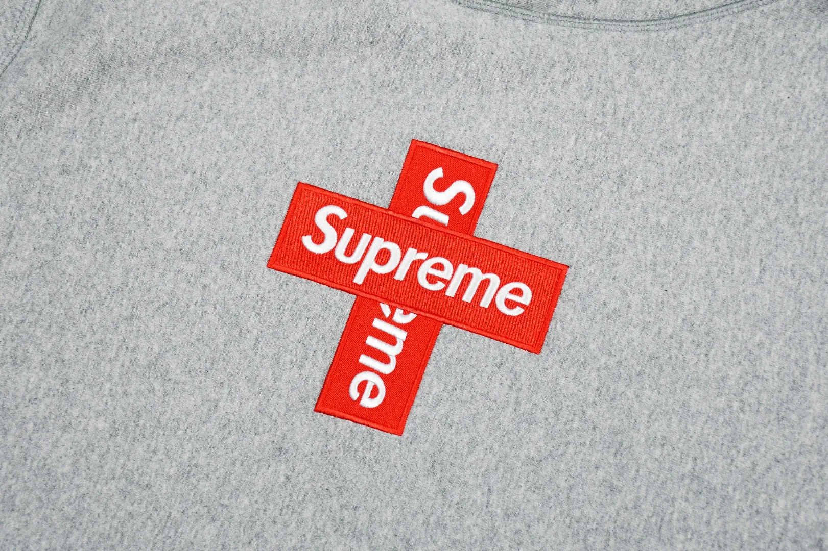 🅿️320 S202 top version Supreme FW20 Week 15 Cross Box Logo Hooded Sweatshirt Cross embroidery hooded sweatshirt For those of us who focus on top Supreme, the cross sweatshirt is naturally available at our fingertips. ZP purchase and pattern making operation 1. Fabric: ZP testing, custom weaving and dyeing, pure cotton 460G plus velvet main fabric, horizontal cutting, side stitching 520G 2X2 thread 2. Embroidery: The embroidery equipment is operated by BEHRINGER BEKS-Y924 machine (a level higher than Tajima embroidery machine). The embroidery thickness, saturation and size are all consistent. 3. Sewing process: The whole garment adopts four-needle and six-thread boneless splicing technology in twelve places. It is processed by a senior foreign trade factory (ordinary factories cannot do it). 4. Hem and cuffs: all use 520G inelastic thread. (Low-end goods use elastic threads to cause the hem and cuffs to appear wavy) 5. Customized ZP main label/wash water label/hangtag/packaging bag (equipped with an extra-large thickened handbag) Size: S~XL