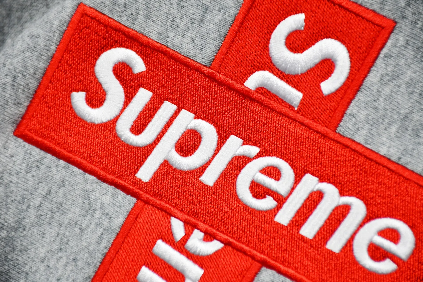 🅿️320 S202 top version Supreme FW20 Week 15 Cross Box Logo Hooded Sweatshirt Cross embroidery hooded sweatshirt For those of us who focus on top Supreme, the cross sweatshirt is naturally available at our fingertips. ZP purchase and pattern making operation 1. Fabric: ZP testing, custom weaving and dyeing, pure cotton 460G plus velvet main fabric, horizontal cutting, side stitching 520G 2X2 thread 2. Embroidery: The embroidery equipment is operated by BEHRINGER BEKS-Y924 machine (a level higher than Tajima embroidery machine). The embroidery thickness, saturation and size are all consistent. 3. Sewing process: The whole garment adopts four-needle and six-thread boneless splicing technology in twelve places. It is processed by a senior foreign trade factory (ordinary factories cannot do it). 4. Hem and cuffs: all use 520G inelastic thread. (Low-end goods use elastic threads to cause the hem and cuffs to appear wavy) 5. Customized ZP main label/wash water label/hangtag/packaging bag (equipped with an extra-large thickened handbag) Size: S~XL