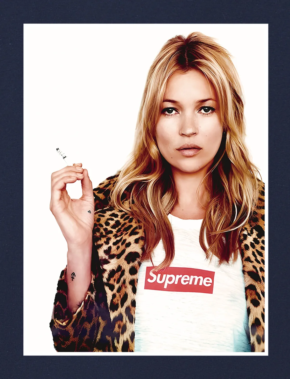 S190 P110💰 Supreme 12SS Kate Moss Photo Sticker Kate Character Sticker Loose version Made of 260 grams of combed cotton double yarn, all three standards from fabrics to accessories are in compliance with ZP Imported Matsui company's slurry printing will never crack The whole piece adopts three-needle five-thread technology (neckline-shoulder seam-sleeve seam double line, looks more three-dimensional and textured) The same process as the authentic original, classic version Feel free to compare zp. The whole piece adopts three-needle five-thread craftsmanship (neckline-shoulder seam-sleeve seam double thread, which looks more three-dimensional and textured). It has the same craftsmanship as the original original, classic version. Color: black, white, light gray, pink, navy. Size: S M L XL XXL