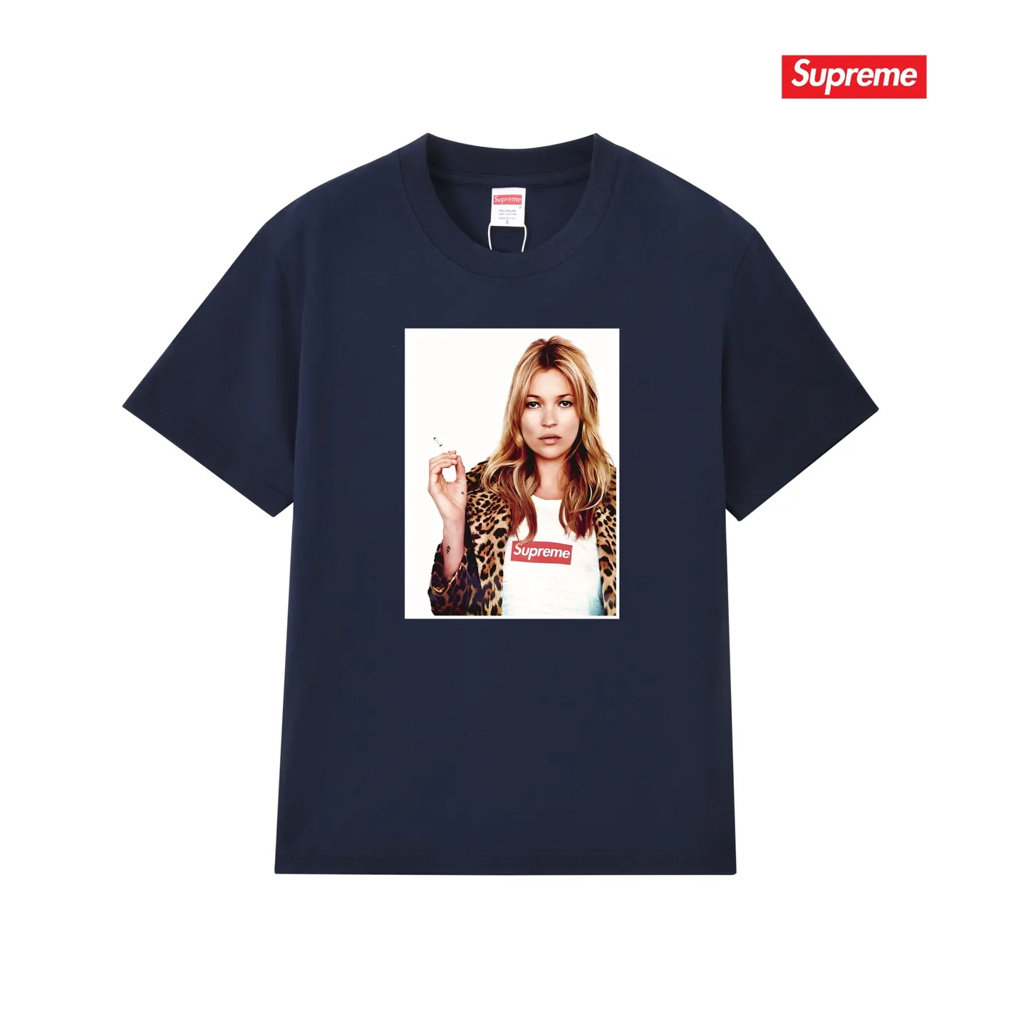S190 P110💰 Supreme 12SS Kate Moss Photo Sticker Kate Character Sticker Loose version Made of 260 grams of combed cotton double yarn, all three standards from fabrics to accessories are in compliance with ZP Imported Matsui company's slurry printing will never crack The whole piece adopts three-needle five-thread technology (neckline-shoulder seam-sleeve seam double line, looks more three-dimensional and textured) The same process as the authentic original, classic version Feel free to compare zp. The whole piece adopts three-needle five-thread craftsmanship (neckline-shoulder seam-sleeve seam double thread, which looks more three-dimensional and textured). It has the same craftsmanship as the original original, classic version. Color: black, white, light gray, pink, navy. Size: S M L XL XXL