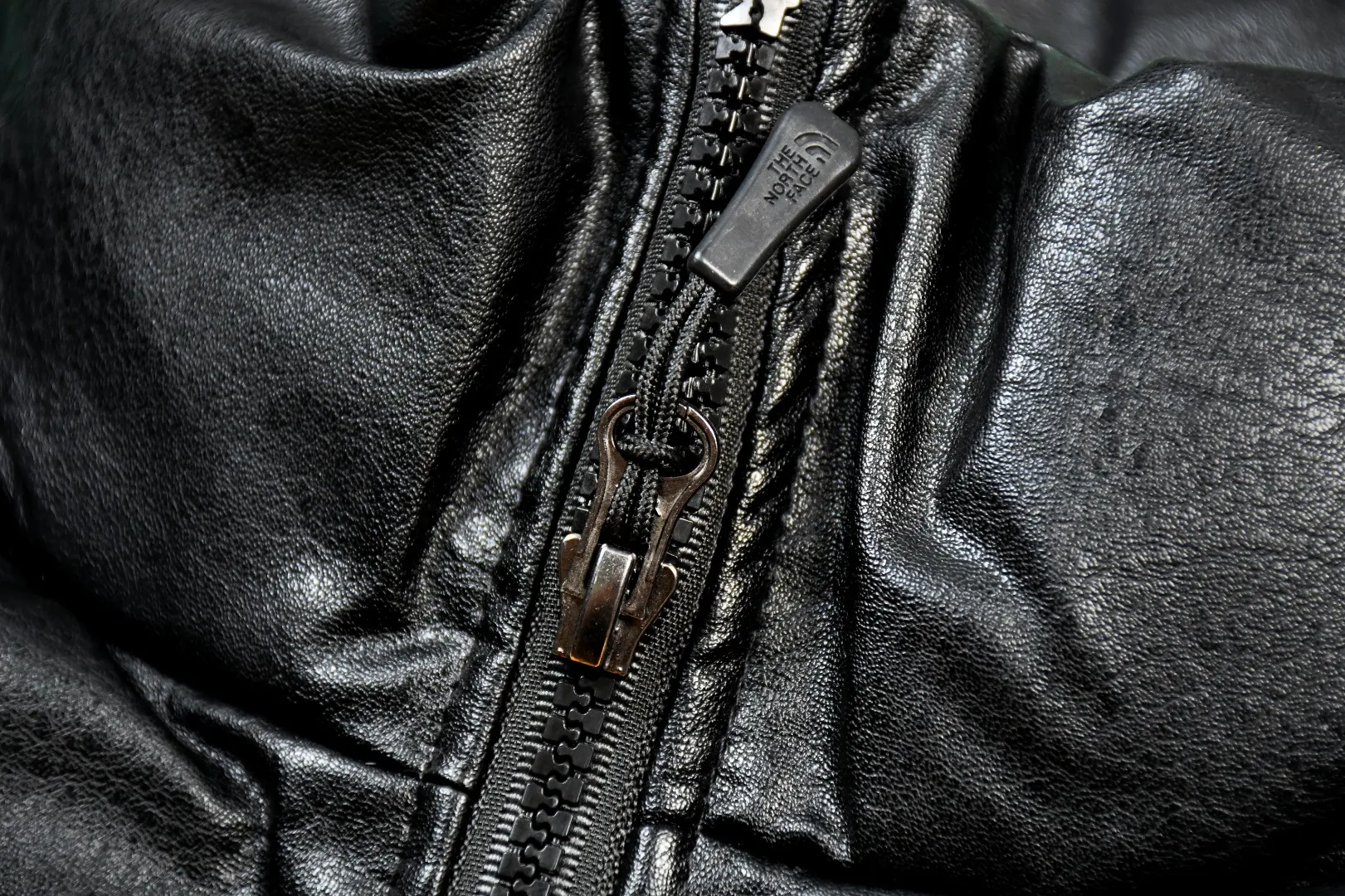 MX21# Down Jacket 💰p630 Top version Exclusive correct leather Supreme x The North Face 17fw Leather Nuptse Jacket North Face Leather Down Jacket Original consistent leather texture 32 pieces of patchwork leather stitching throughout the body White duck down filling makes every piece of leather look very full but very light on the upper body Windproof and waterproof The upper body is full of texture and perfectly solves the problem of down jacket cleaning The sleeves have the same 5 sections as the original version, the hanging buttons are NEVER STOP EXPLORING webbing, top-quality Behringer embroidery, and the hardware accessories are No. 5 + No. 3 YKK zippers, which are consistent with the original version. Color: black/yellow Size: S~XXL