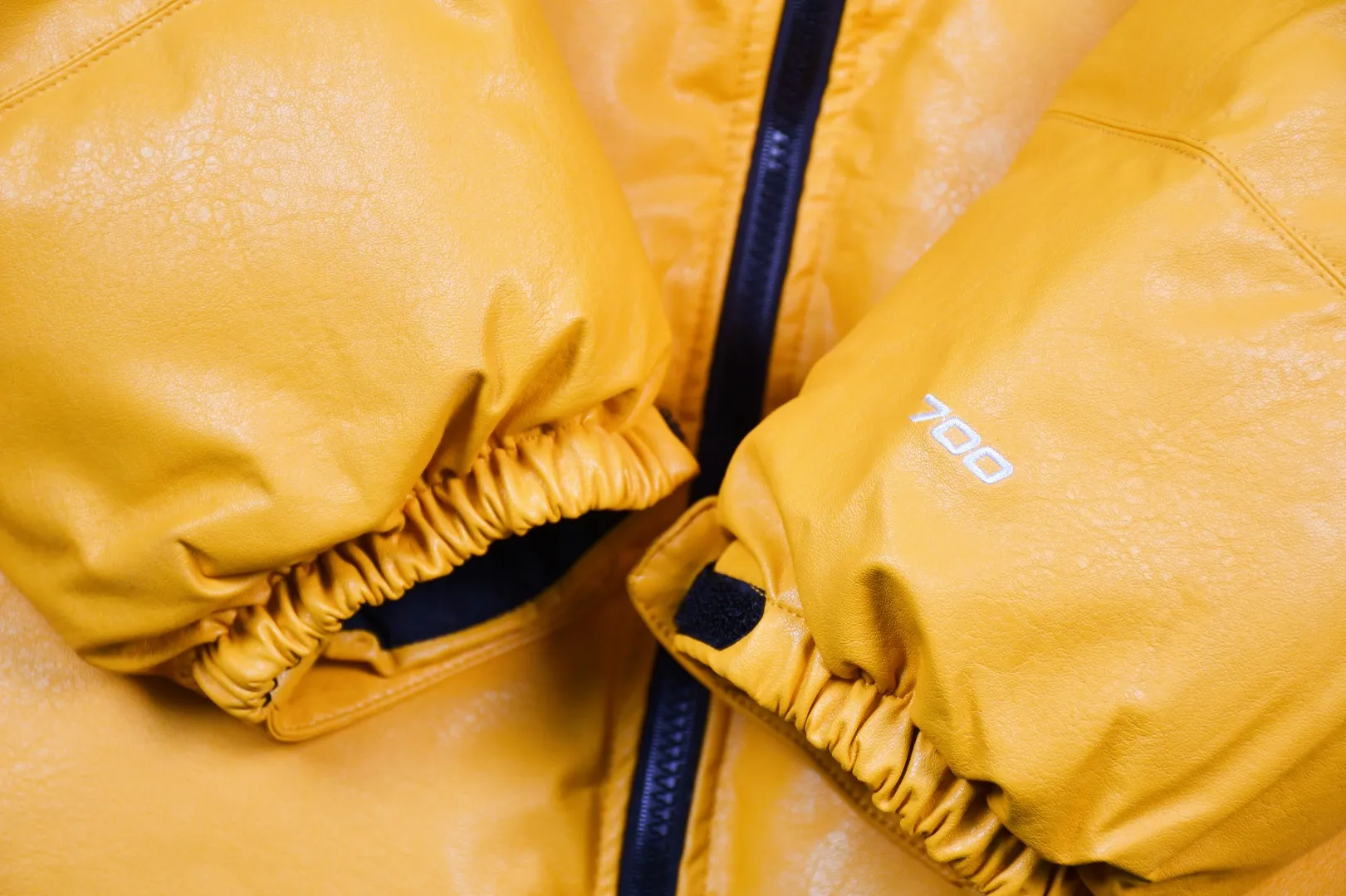 MX21# Down Jacket 💰p630 Top version Exclusive correct leather Supreme x The North Face 17fw Leather Nuptse Jacket North Face Leather Down Jacket Original consistent leather texture 32 pieces of patchwork leather stitching throughout the body White duck down filling makes every piece of leather look very full but very light on the upper body Windproof and waterproof The upper body is full of texture and perfectly solves the problem of down jacket cleaning The sleeves have the same 5 sections as the original version, the hanging buttons are NEVER STOP EXPLORING webbing, top-quality Behringer embroidery, and the hardware accessories are No. 5 + No. 3 YKK zippers, which are consistent with the original version. Color: black/yellow Size: S~XXL