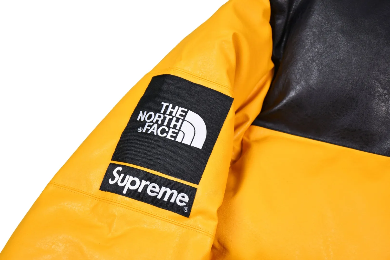MX21# Down Jacket 💰p630 Top version Exclusive correct leather Supreme x The North Face 17fw Leather Nuptse Jacket North Face Leather Down Jacket Original consistent leather texture 32 pieces of patchwork leather stitching throughout the body White duck down filling makes every piece of leather look very full but very light on the upper body Windproof and waterproof The upper body is full of texture and perfectly solves the problem of down jacket cleaning The sleeves have the same 5 sections as the original version, the hanging buttons are NEVER STOP EXPLORING webbing, top-quality Behringer embroidery, and the hardware accessories are No. 5 + No. 3 YKK zippers, which are consistent with the original version. Color: black/yellow Size: S~XXL