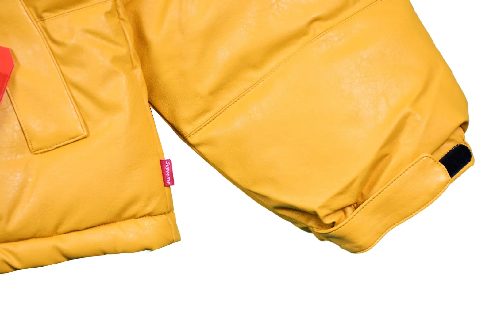 MX21# Down Jacket 💰p630 Top version Exclusive correct leather Supreme x The North Face 17fw Leather Nuptse Jacket North Face Leather Down Jacket Original consistent leather texture 32 pieces of patchwork leather stitching throughout the body White duck down filling makes every piece of leather look very full but very light on the upper body Windproof and waterproof The upper body is full of texture and perfectly solves the problem of down jacket cleaning The sleeves have the same 5 sections as the original version, the hanging buttons are NEVER STOP EXPLORING webbing, top-quality Behringer embroidery, and the hardware accessories are No. 5 + No. 3 YKK zippers, which are consistent with the original version. Color: black/yellow Size: S~XXL