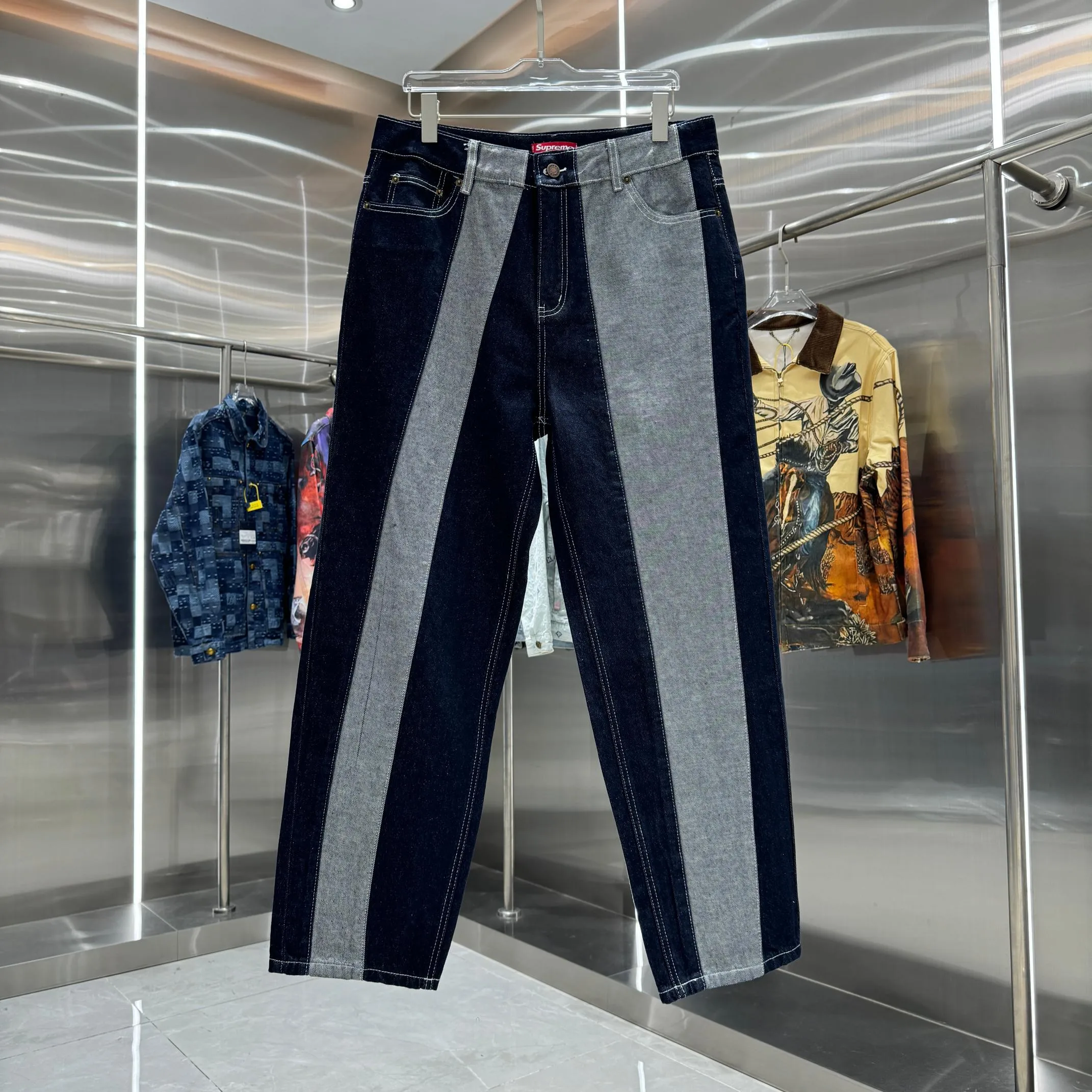 P240 Supreme spliced ​​striped simple loose jeans, same style for men and women. Styles with different wash textures are very friendly to people with thin legs and thick legs. The straight slim fit is very flattering to the leg shape. The timeless and moderate length makes it easy to match casually. It is the basis of various styles and is a must-have in the wardrobe! The fabric is stiff but also makes the upper body soft without losing texture. The washing process is even more perfect. The code number is 28 30 32 34 36.