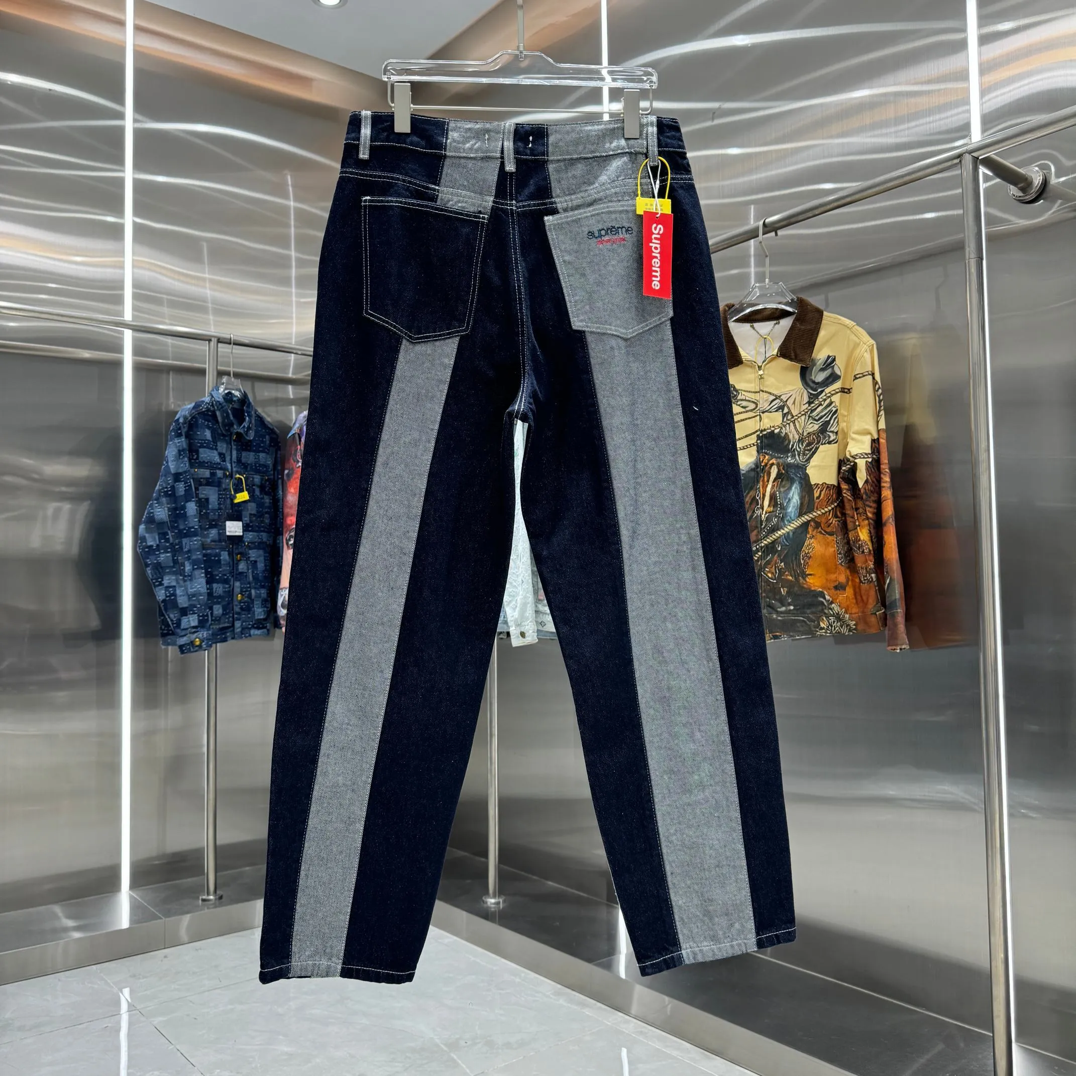 P240 Supreme spliced ​​striped simple loose jeans, same style for men and women. Styles with different wash textures are very friendly to people with thin legs and thick legs. The straight slim fit is very flattering to the leg shape. The timeless and moderate length makes it easy to match casually. It is the basis of various styles and is a must-have in the wardrobe! The fabric is stiff but also makes the upper body soft without losing texture. The washing process is even more perfect. The code number is 28 30 32 34 36.
