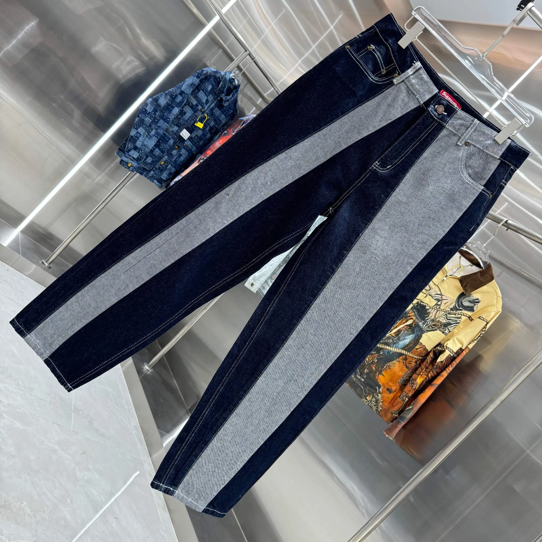 P240 Supreme spliced ​​striped simple loose jeans, same style for men and women. Styles with different wash textures are very friendly to people with thin legs and thick legs. The straight slim fit is very flattering to the leg shape. The timeless and moderate length makes it easy to match casually. It is the basis of various styles and is a must-have in the wardrobe! The fabric is stiff but also makes the upper body soft without losing texture. The washing process is even more perfect. The code number is 28 30 32 34 36.