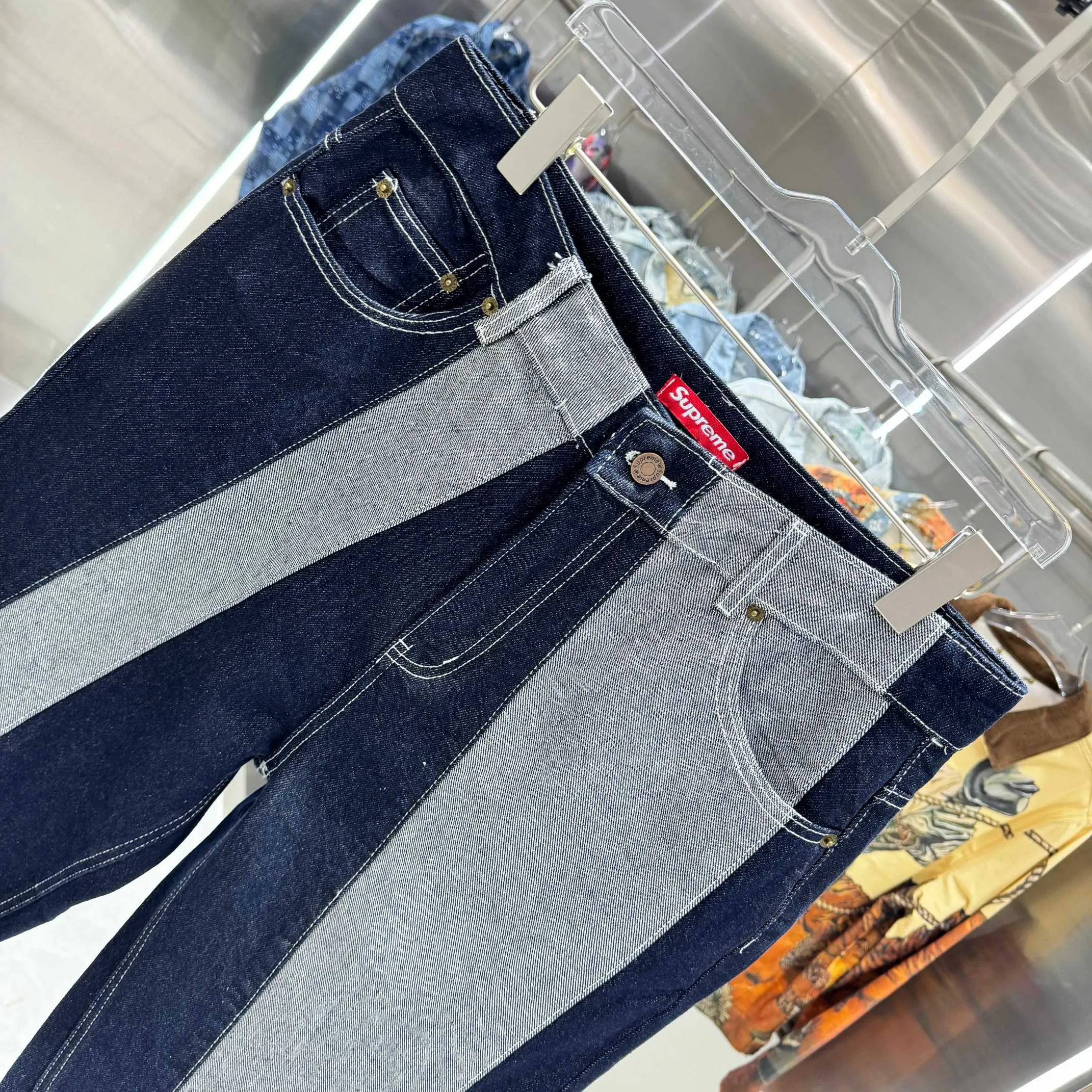 P240 Supreme spliced ​​striped simple loose jeans, same style for men and women. Styles with different wash textures are very friendly to people with thin legs and thick legs. The straight slim fit is very flattering to the leg shape. The timeless and moderate length makes it easy to match casually. It is the basis of various styles and is a must-have in the wardrobe! The fabric is stiff but also makes the upper body soft without losing texture. The washing process is even more perfect. The code number is 28 30 32 34 36.