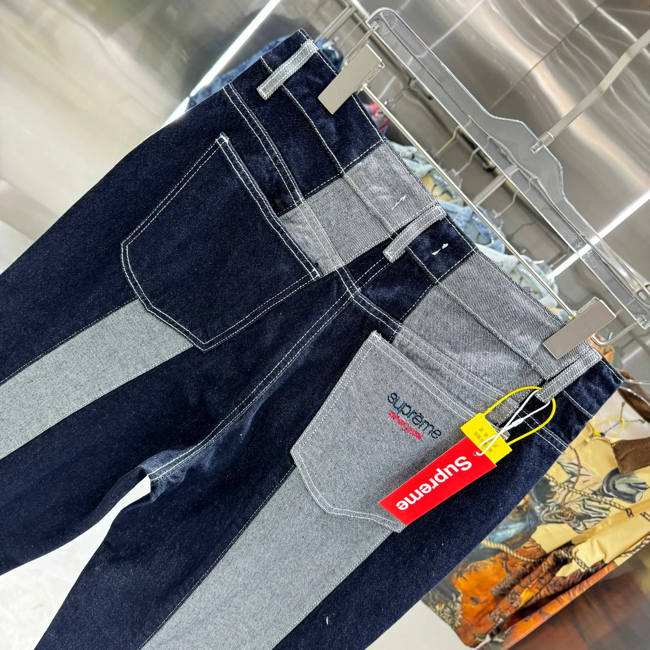 P240 Supreme spliced ​​striped simple loose jeans, same style for men and women. Styles with different wash textures are very friendly to people with thin legs and thick legs. The straight slim fit is very flattering to the leg shape. The timeless and moderate length makes it easy to match casually. It is the basis of various styles and is a must-have in the wardrobe! The fabric is stiff but also makes the upper body soft without losing texture. The washing process is even more perfect. The code number is 28 30 32 34 36.