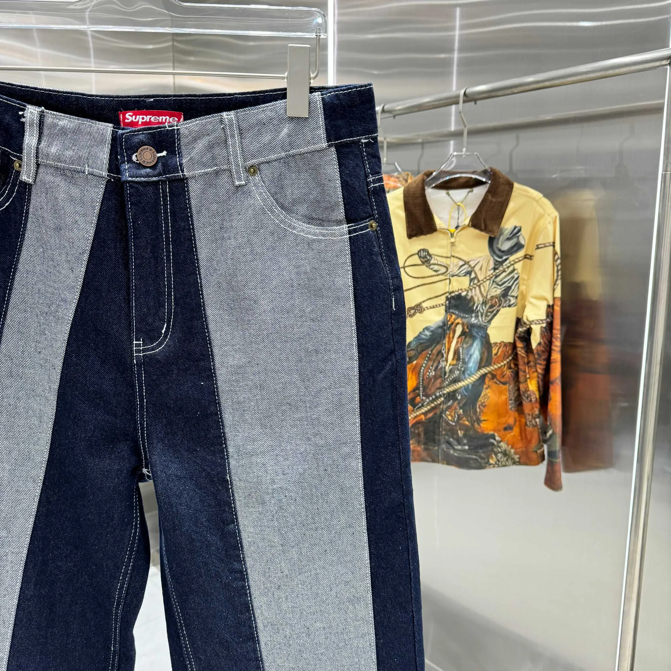 P240 Supreme spliced ​​striped simple loose jeans, same style for men and women. Styles with different wash textures are very friendly to people with thin legs and thick legs. The straight slim fit is very flattering to the leg shape. The timeless and moderate length makes it easy to match casually. It is the basis of various styles and is a must-have in the wardrobe! The fabric is stiff but also makes the upper body soft without losing texture. The washing process is even more perfect. The code number is 28 30 32 34 36.