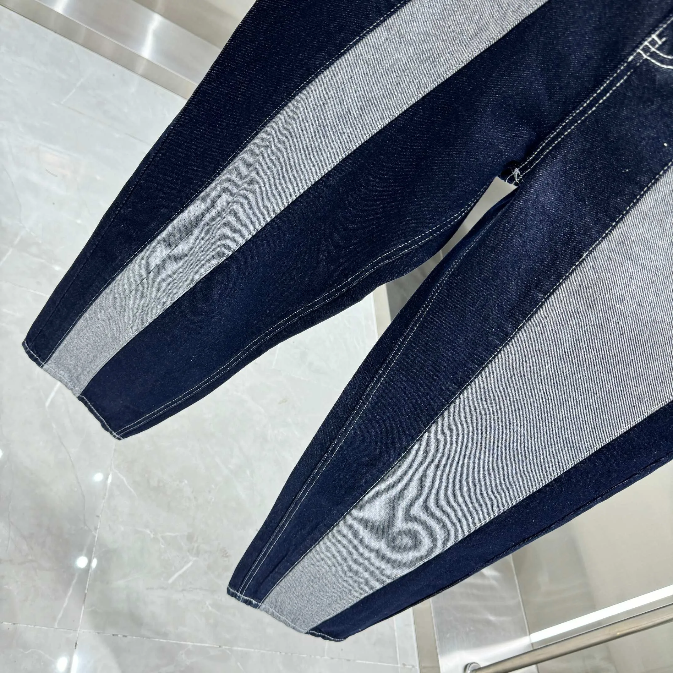P240 Supreme spliced ​​striped simple loose jeans, same style for men and women. Styles with different wash textures are very friendly to people with thin legs and thick legs. The straight slim fit is very flattering to the leg shape. The timeless and moderate length makes it easy to match casually. It is the basis of various styles and is a must-have in the wardrobe! The fabric is stiff but also makes the upper body soft without losing texture. The washing process is even more perfect. The code number is 28 30 32 34 36.