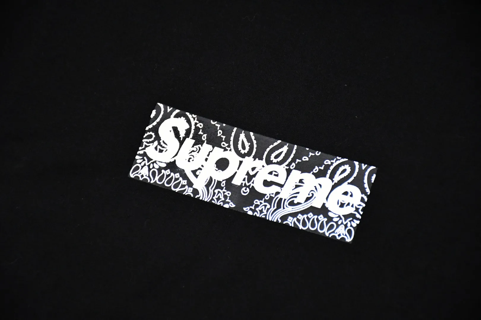 S72💰p130 The top version of Supreme 19FW Bandana Box Logo Tee cashew flower Bogo short-sleeved T-shirt adopts cylinder seamless technology (the original technology has no gaps on the sides of the clothes, the key point of identification). The fabric is made of 280g 21-count imported combed cotton. The ancient barrel-woven T-shirt has no side seams. Optional 1x1 pure cotton thread. Single color. The minimum order quantity is over 1,000. Belgian imported thermosetting ink-assisted screen printing screen. Cunard fully automatic elliptical heating integrated printing machine. , the white paste base is passed through 4 layers of color screens and digital direct printing, and the integrated printing edge has no jagged edges. It has been inspected and labeled. Purple light anti-counterfeiting technology. Comes with original handbag. Color: black~white Size: S~XL