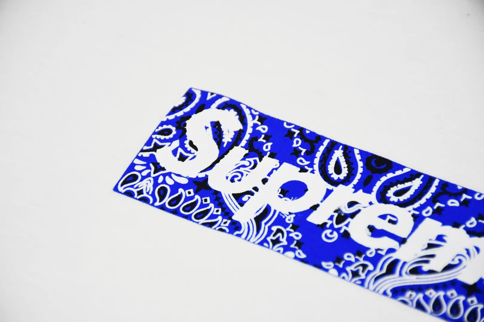 S72💰p130 The top version of Supreme 19FW Bandana Box Logo Tee cashew flower Bogo short-sleeved T-shirt adopts cylinder seamless technology (the original technology has no gaps on the sides of the clothes, the key point of identification). The fabric is made of 280g 21-count imported combed cotton. The ancient barrel-woven T-shirt has no side seams. Optional 1x1 pure cotton thread. Single color. The minimum order quantity is over 1,000. Belgian imported thermosetting ink-assisted screen printing screen. Cunard fully automatic elliptical heating integrated printing machine. , the white paste base is passed through 4 layers of color screens and digital direct printing, and the integrated printing edge has no jagged edges. It has been inspected and labeled. Purple light anti-counterfeiting technology. Comes with original handbag. Color: black~white Size: S~XL