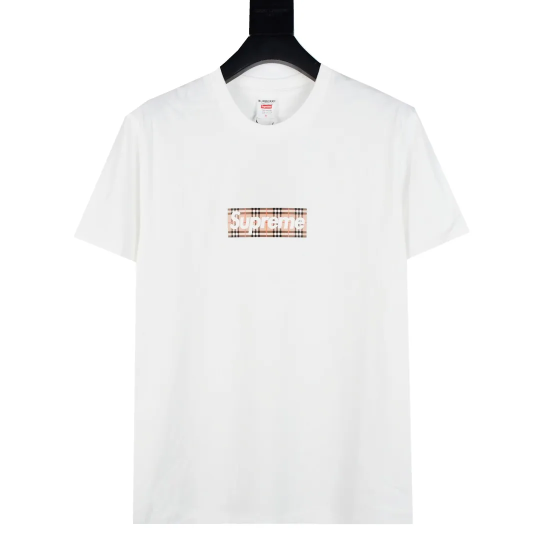 S170💰p136 Top version Supreme 22ss Burberry Box Logo Tee Burberry joint short-sleeved T-shirt using cylindrical seamless technology (the original technology has no gaps on the sides of the clothes) The fabrics are all custom-woven and dyed, 280g weight, 100% cotton, cylindrical fabric. Cylindrical fabric is knitted fabric woven with a cylinder loom. The needles are distributed in a cylindrical shape on the fuselage. The gray fabric is a large cylinder that needs to be opened and shaped before it can be used further. There are no slits on the side of the clothes, so there is no washing label on the side of ordinary short-sleeves. There is only one collar label behind the neck. The printing is printed with thermosetting ink, also known as plastic. Ink, or self-adhesive ink, contains ingredients: mainly composed of polyvinyl chloride (PVC) and phthalates. PVC and phthalates, fixatives, stabilizers, and thickeners are mixed to form a thermal ink. Solid ink is not the digital direct printing advertised on the market. The printing texture of thermoset ink is something that digital direct printing cannot achieve. The collar label has a watermark anti-counterfeiting effect, a real anti-counterfeiting layer, a probability of passing the version, and a high probability of passing the original packaging picture. Customized full set of accessories Size: S-XL