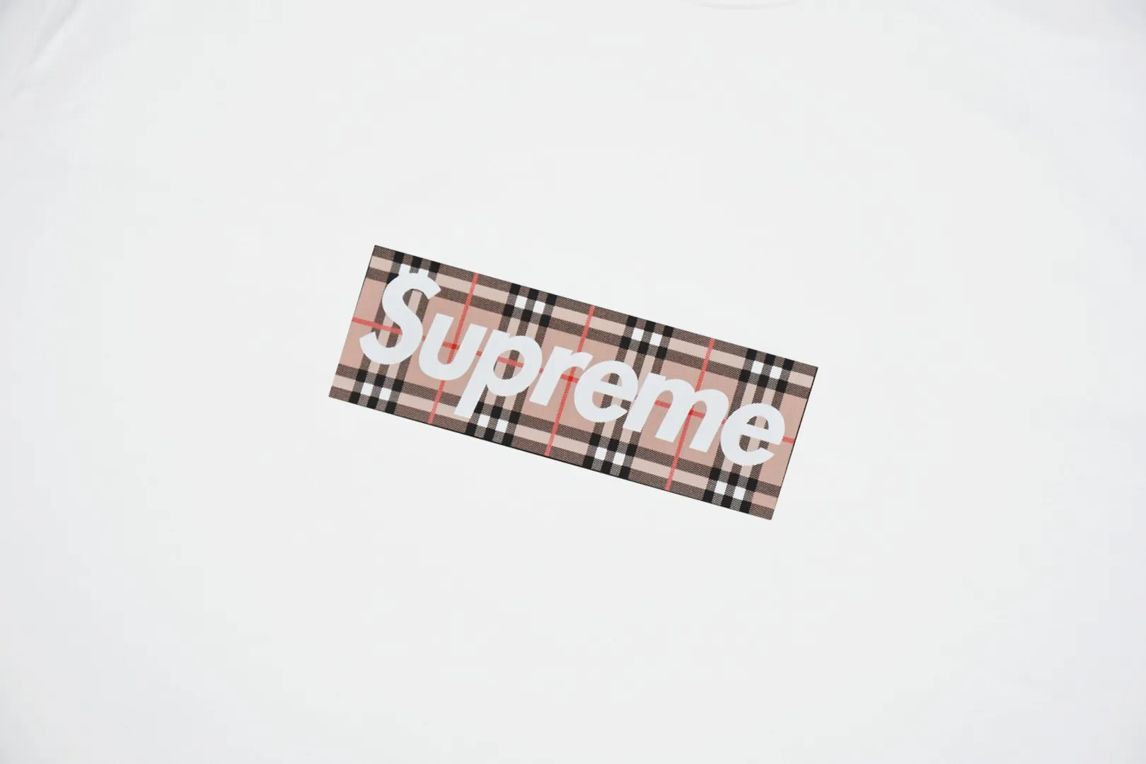 S170💰p136 Top version Supreme 22ss Burberry Box Logo Tee Burberry joint short-sleeved T-shirt using cylindrical seamless technology (the original technology has no gaps on the sides of the clothes) The fabrics are all custom-woven and dyed, 280g weight, 100% cotton, cylindrical fabric. Cylindrical fabric is knitted fabric woven with a cylinder loom. The needles are distributed in a cylindrical shape on the fuselage. The gray fabric is a large cylinder that needs to be opened and shaped before it can be used further. There are no slits on the side of the clothes, so there is no washing label on the side of ordinary short-sleeves. There is only one collar label behind the neck. The printing is printed with thermosetting ink, also known as plastic. Ink, or self-adhesive ink, contains ingredients: mainly composed of polyvinyl chloride (PVC) and phthalates. PVC and phthalates, fixatives, stabilizers, and thickeners are mixed to form a thermal ink. Solid ink is not the digital direct printing advertised on the market. The printing texture of thermoset ink is something that digital direct printing cannot achieve. The collar label has a watermark anti-counterfeiting effect, a real anti-counterfeiting layer, a probability of passing the version, and a high probability of passing the original packaging picture. Customized full set of accessories Size: S-XL
